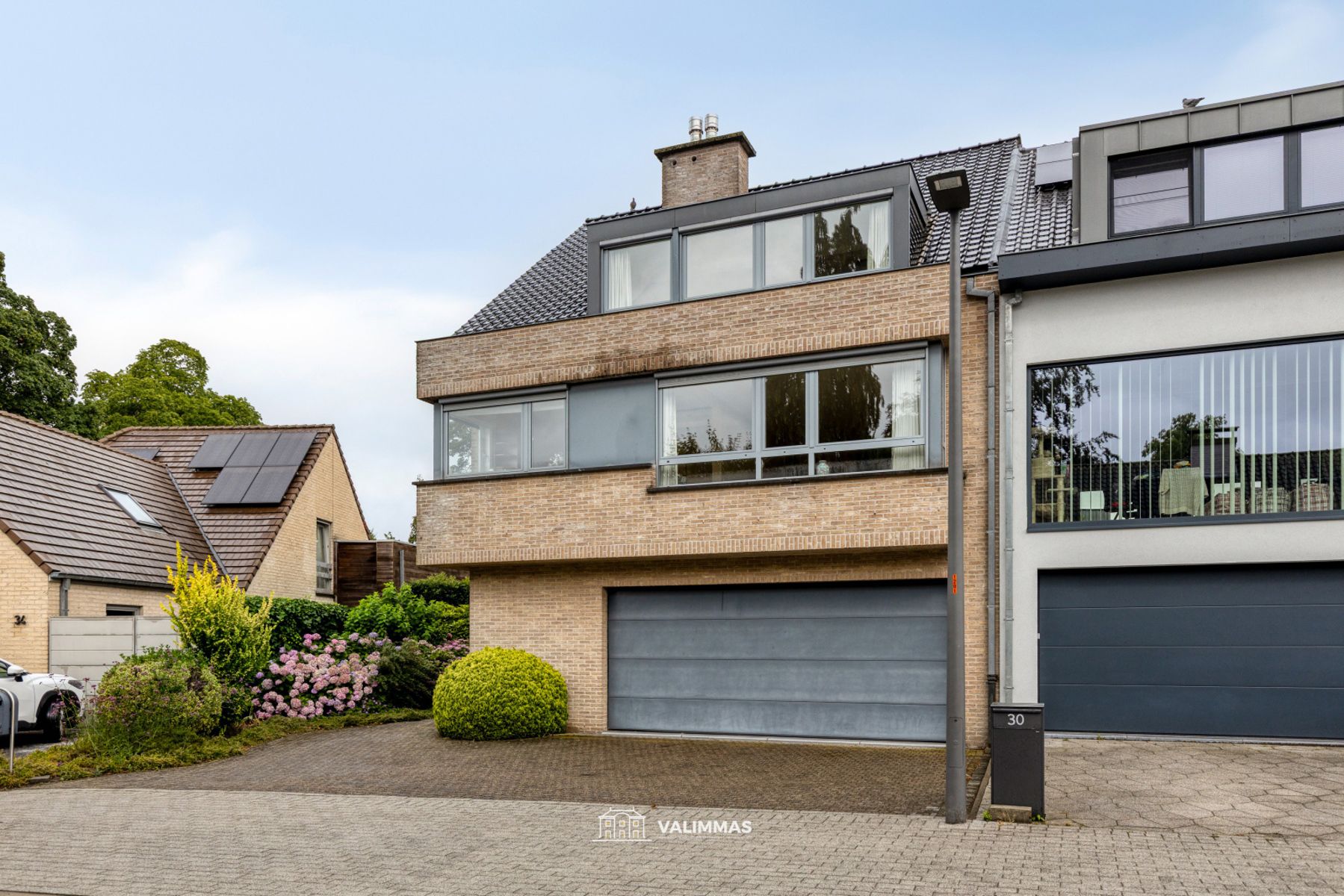 Hoofdfoto van de publicatie: Residentieel gelegen driegevelwoning met garage, tuin... 