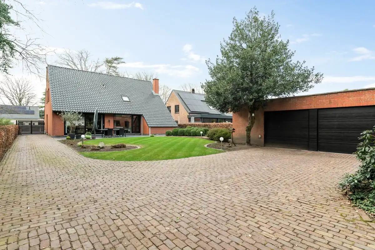 Een verrassend ruim familiehuis op 1135 m² met mogelijks 5 slaapkamers! foto 2