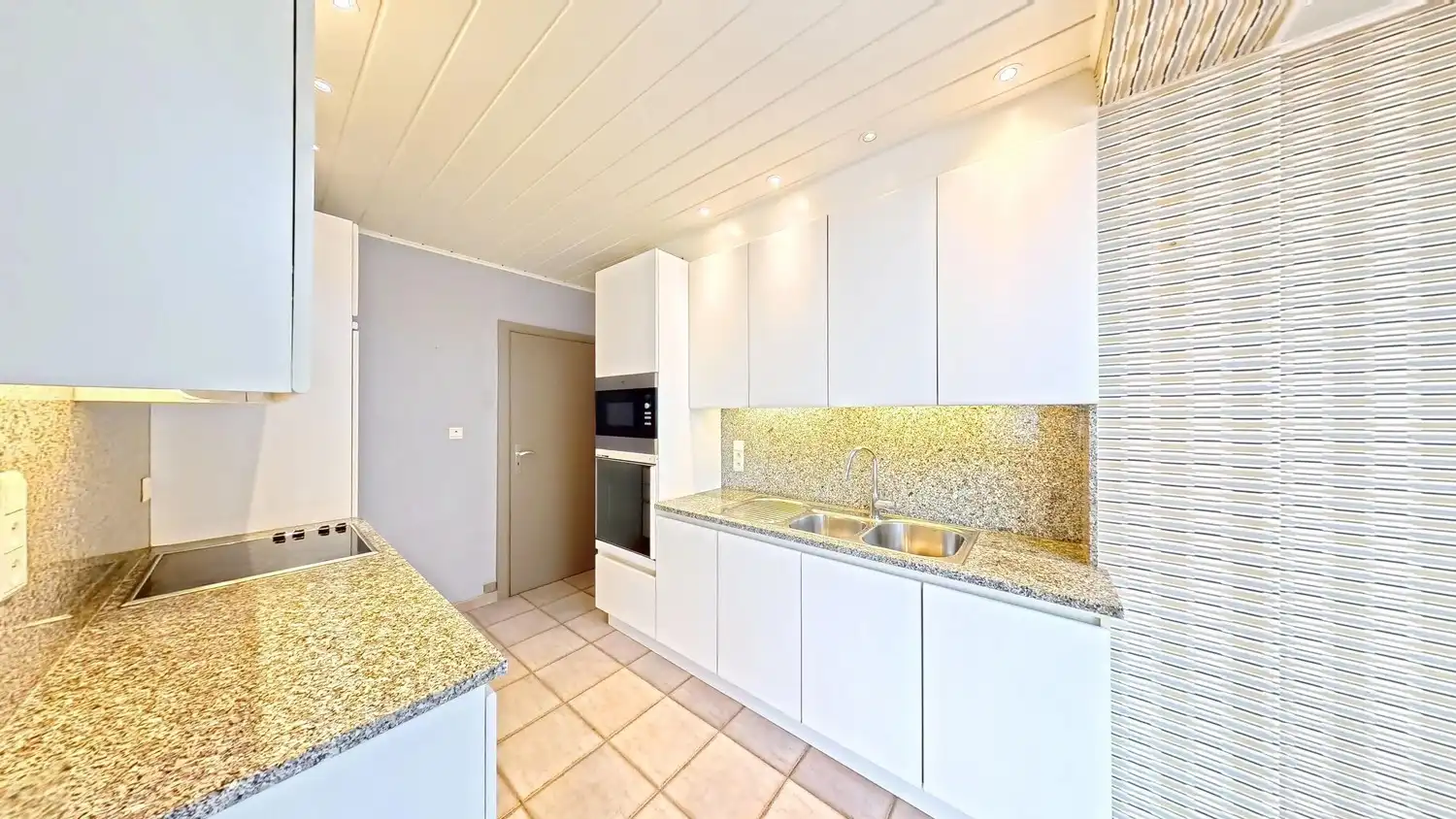 Ruime halfopen woning met garage te koop! foto 6