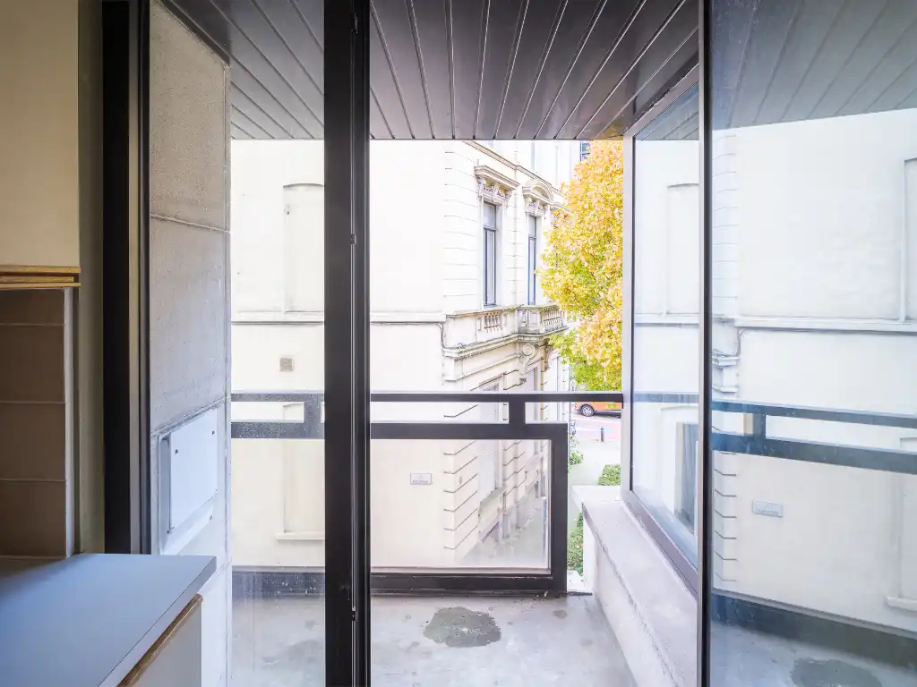Regio Gent Zuid - Lichtrijk, op te frissen drieslaapkamer-appartement gelegen in een zijstraat van de muinkkaai met zicht op het water. foto 4