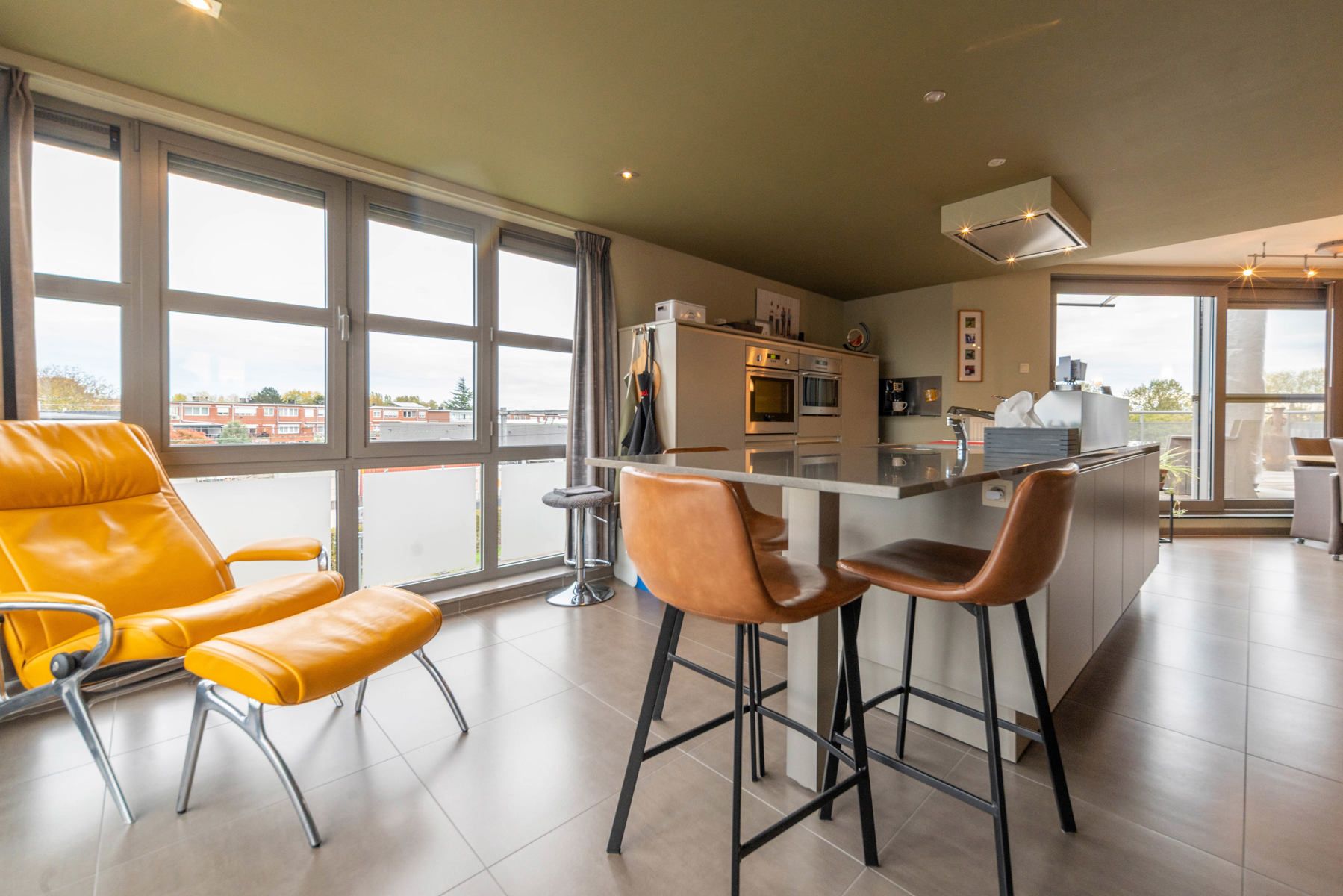 Ruim en luxueus duplexappartement met groot zuid-gericht terras. foto 3