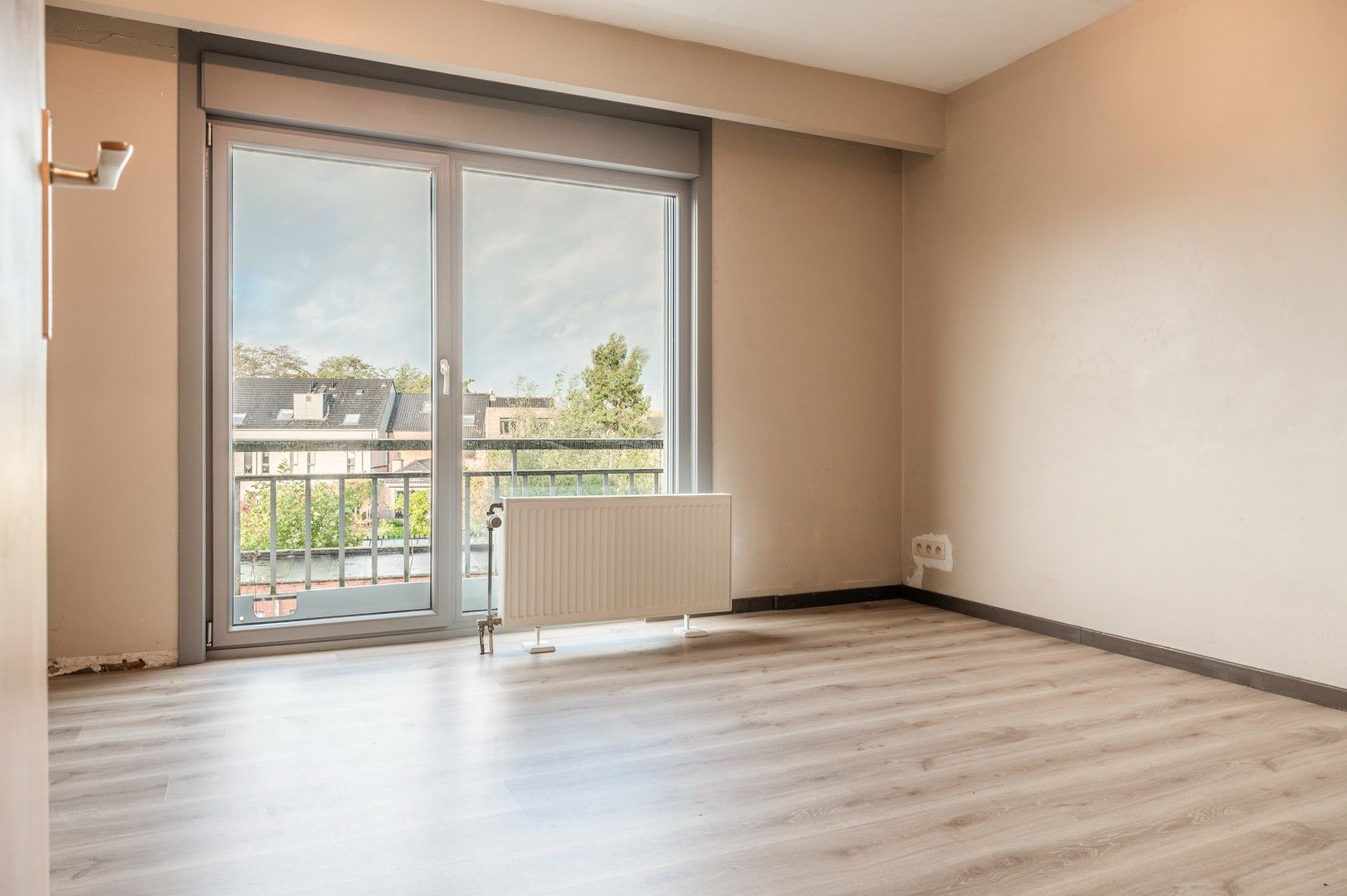 Ruim en lichtrijk appartement met garage foto 14