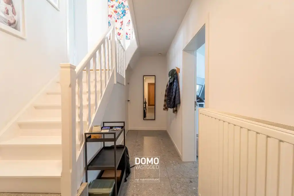 VOLLEDIG GERENOVEERDE OPEN BEBOUWING MET 4 SLAAPKAMERS EN GARAGE foto 3