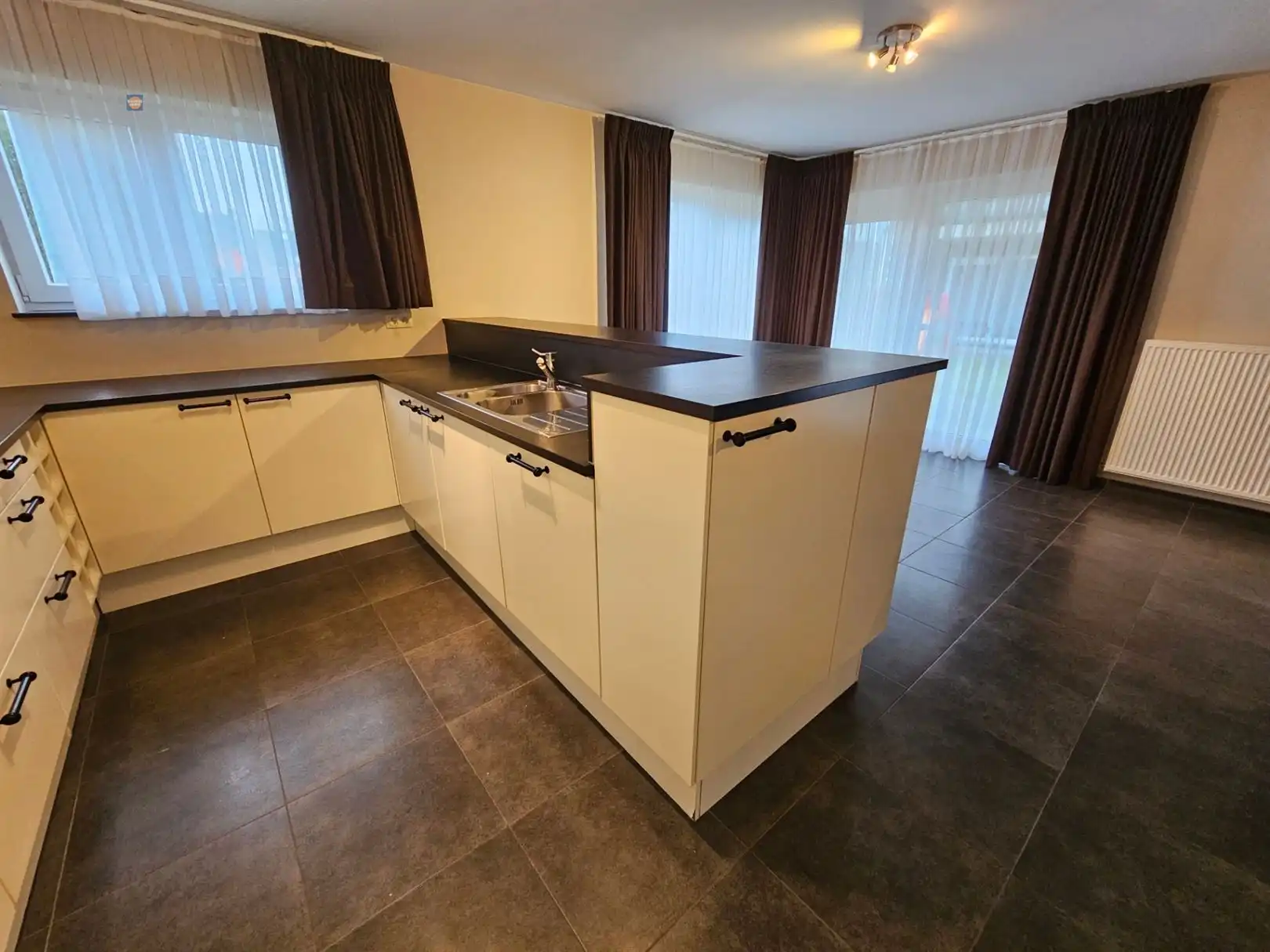 Gelijkvloers 2-slaapkamerappartement, terras en staanplaats foto 10