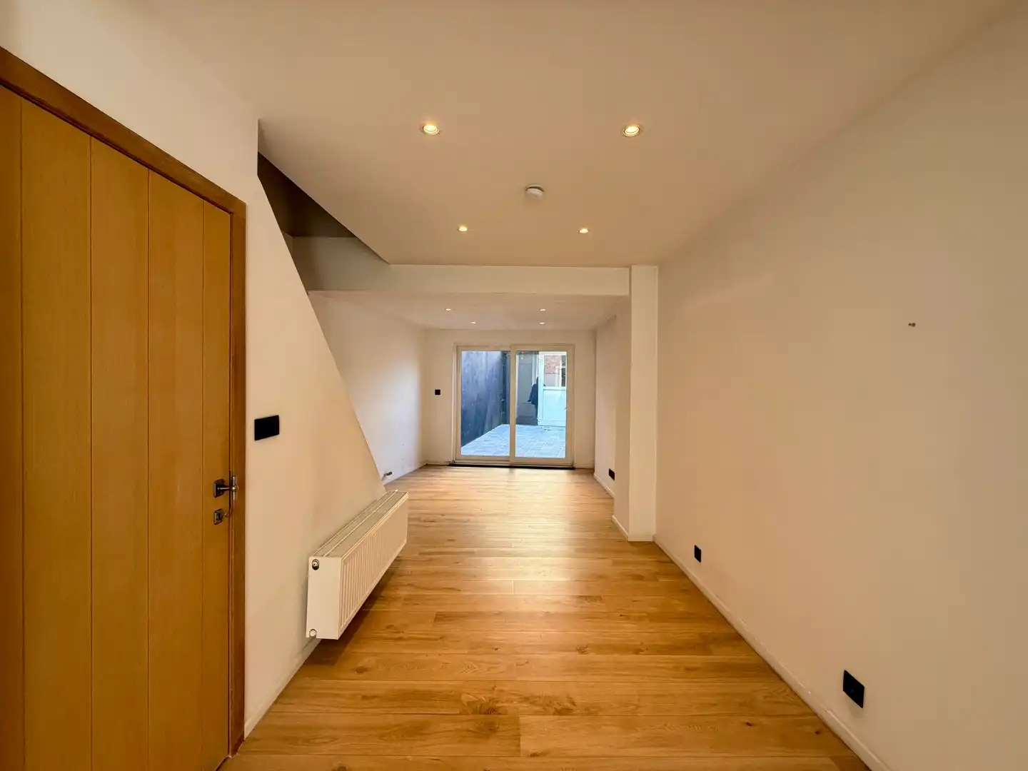 Volledig gerenoveerde instapklare starterswoning met 2 slaapkamers nabij het centrum van Roeselare! foto 4