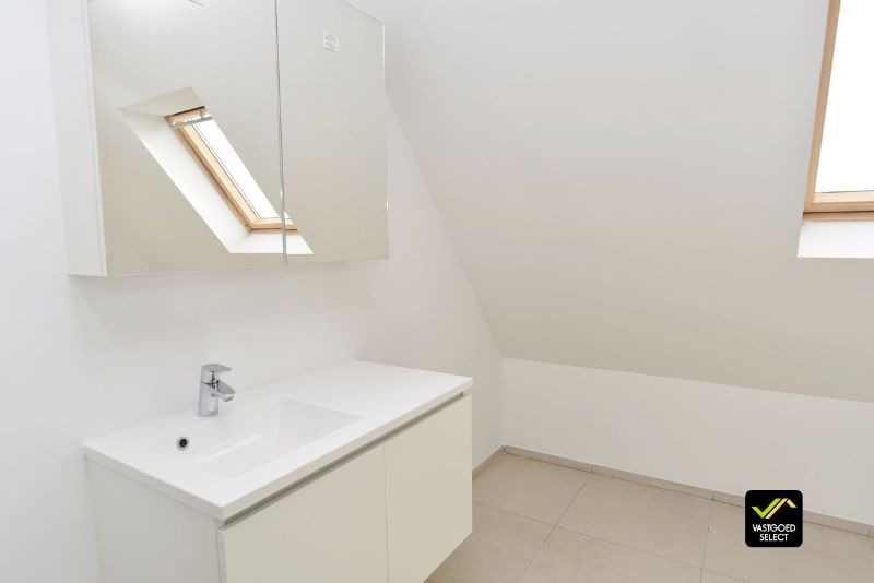 Te huur: ruime duplex in Maldegem met lift naar beide verdiepingen foto 11