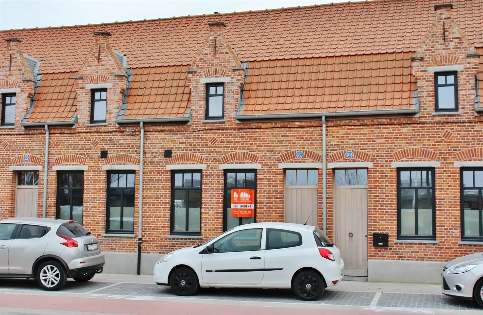 Gezellige rijwoning met koer en ruim zonneterras in centrum Ieper foto {{pictureIndex}}