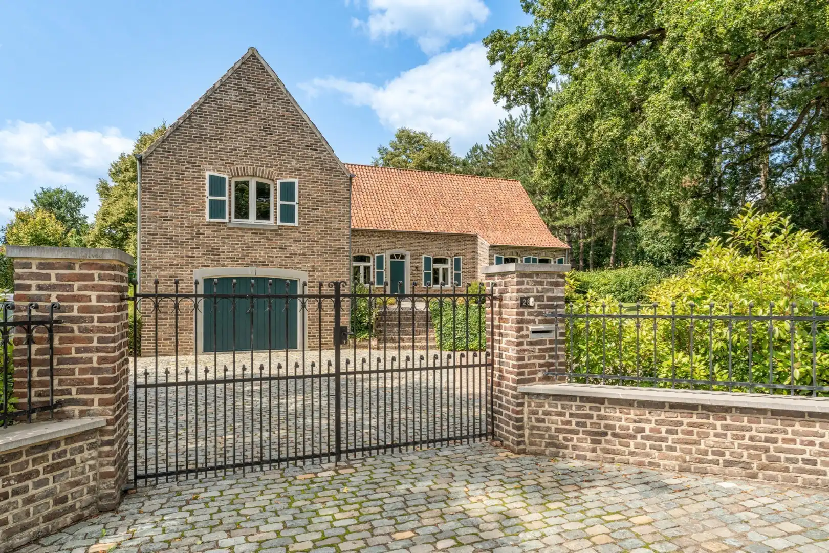 Ruim, karaktervol landhuis met parkachtige tuin op perceel van 16a29ca. foto 2