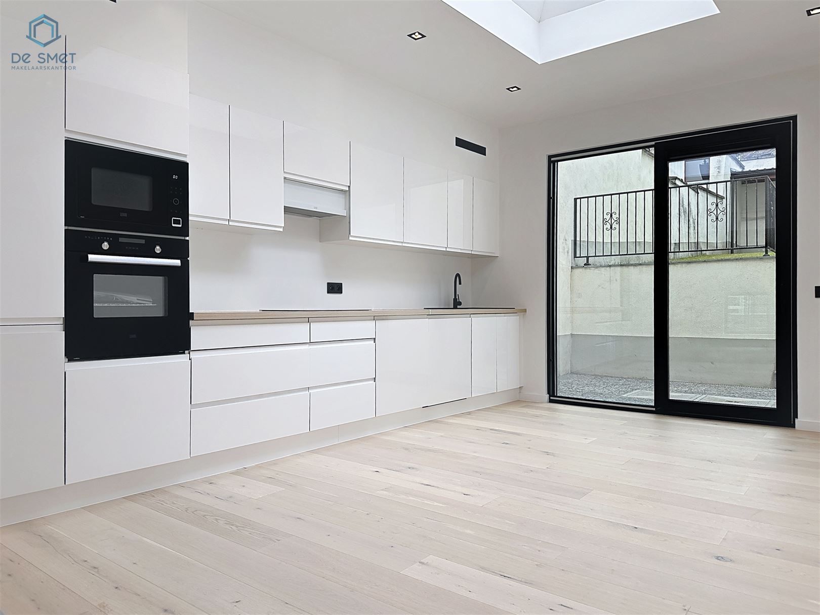 Prachtig gerenoveerde herenwoning met 5 slpks, 2 badkamers en tuin in het hart van Geraardsbergen foto {{pictureIndex}}