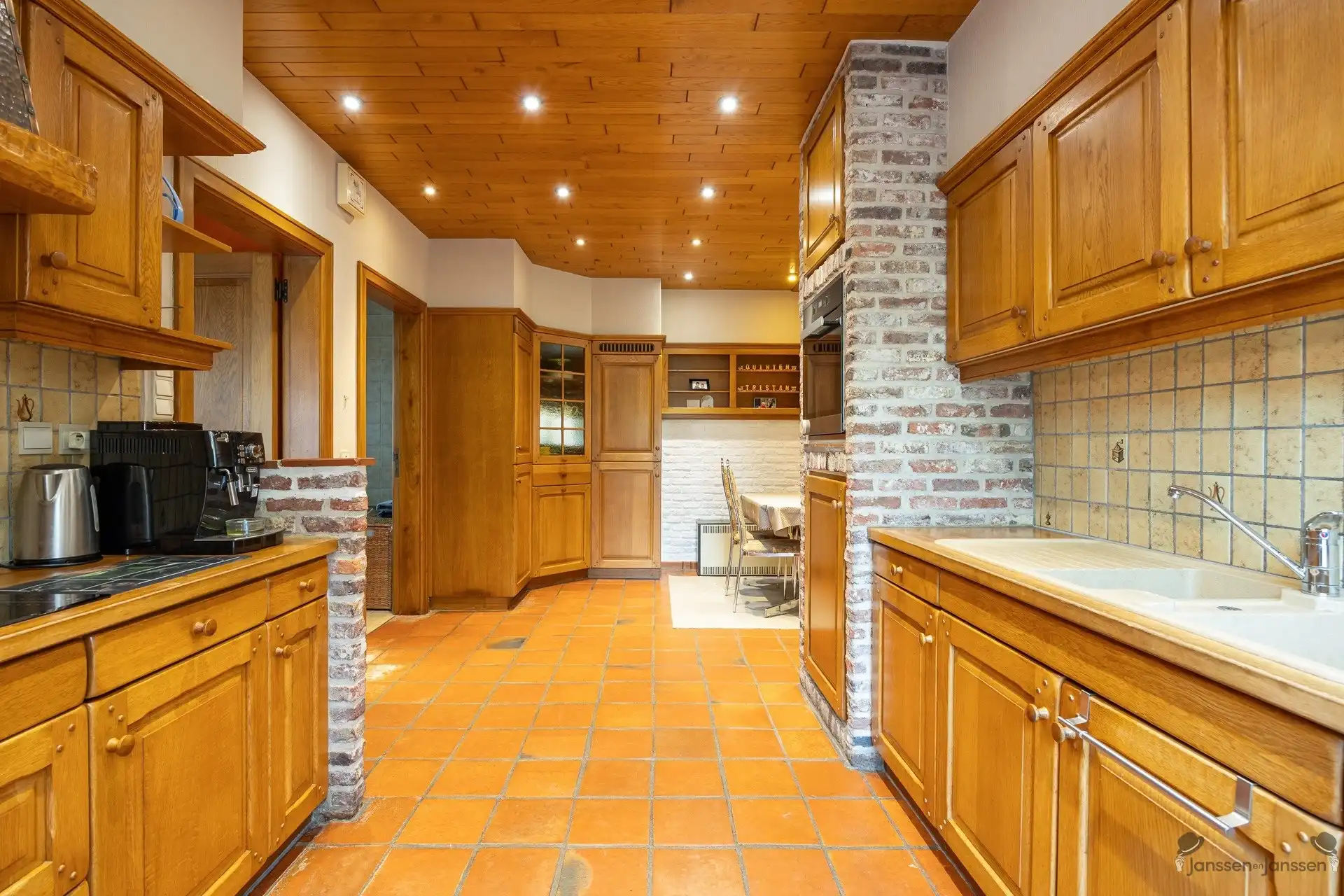 Ruime gezinswoning met 5 slaapkamers foto 4