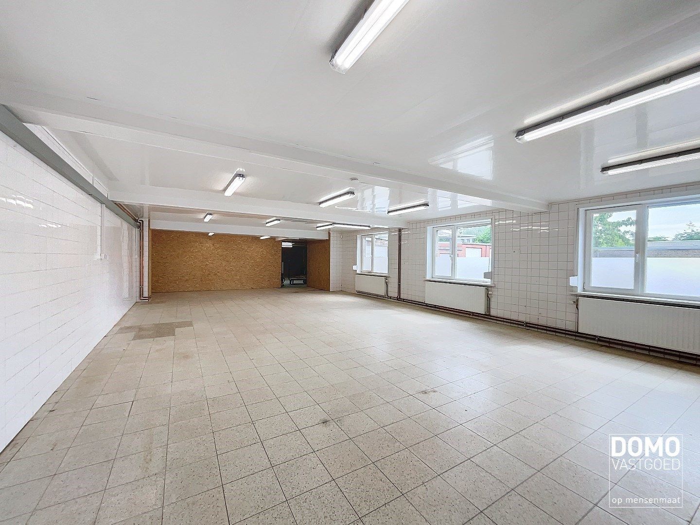 Commercieel gelegen handelspand met inclusief bovenliggend appartement te Kermt. foto 14
