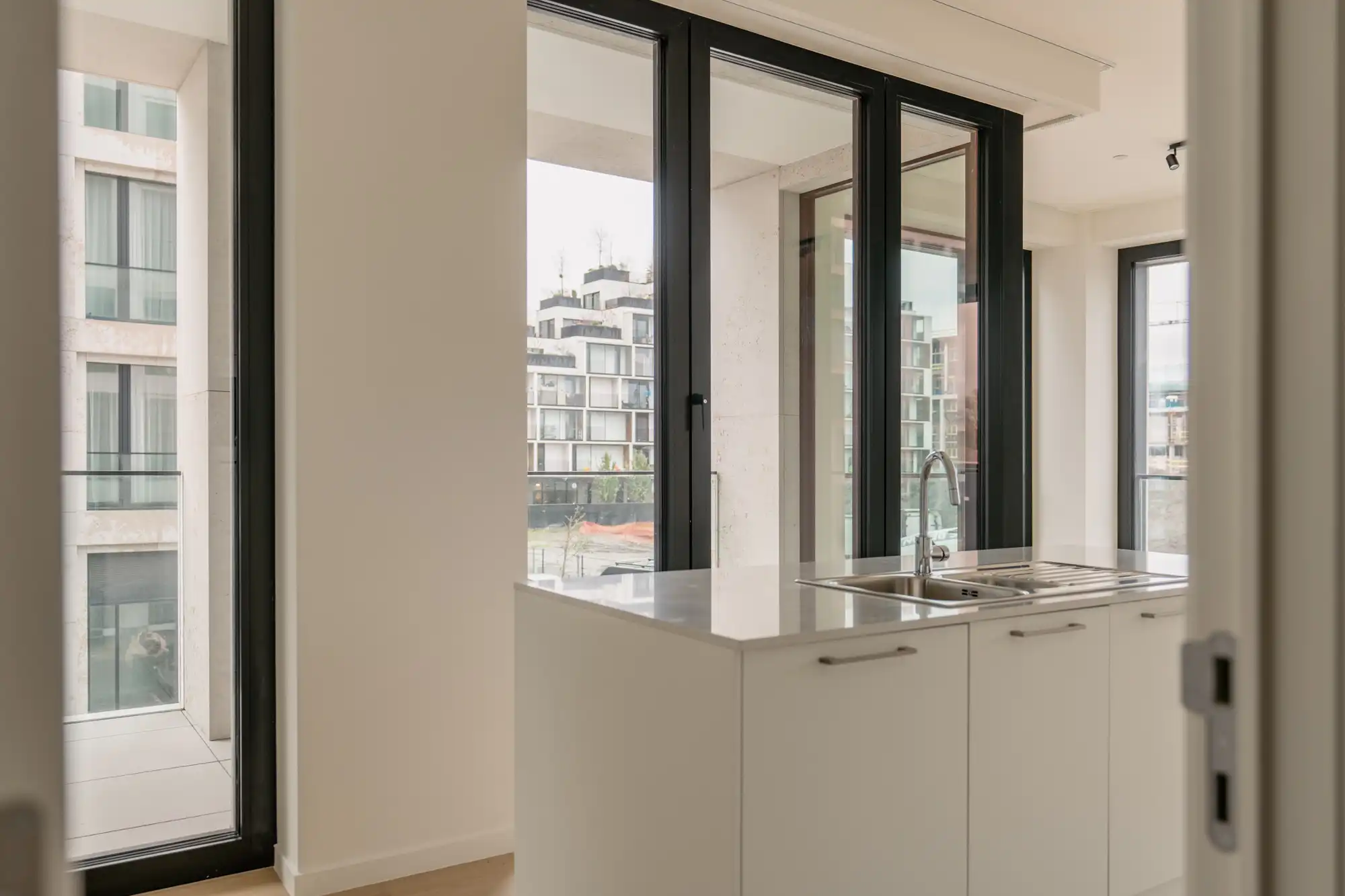 Max Dudler: uitgepuurde lijnen en Zwitserse precisie in een hoekappartement aan de Scheldekaaien. foto 8