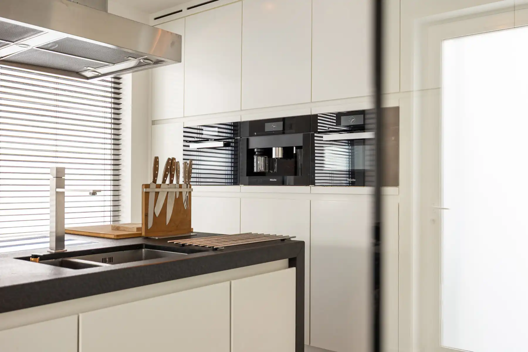 Knap afgewerkte woning met apart bedrijfsgebouw en parking foto 8