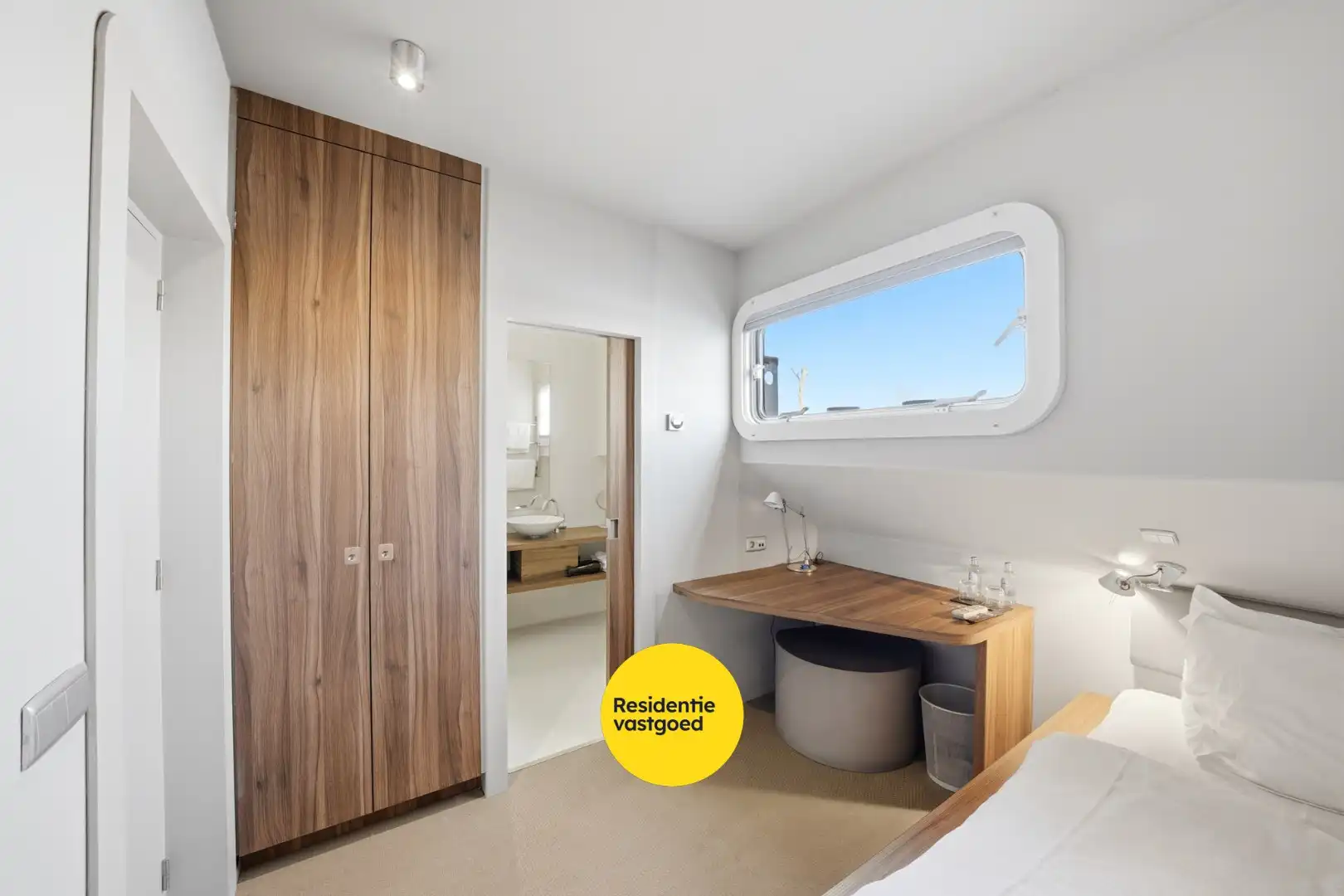 Unieke woonboot met B&B en vergunde ligplaats in Plassendale foto 27