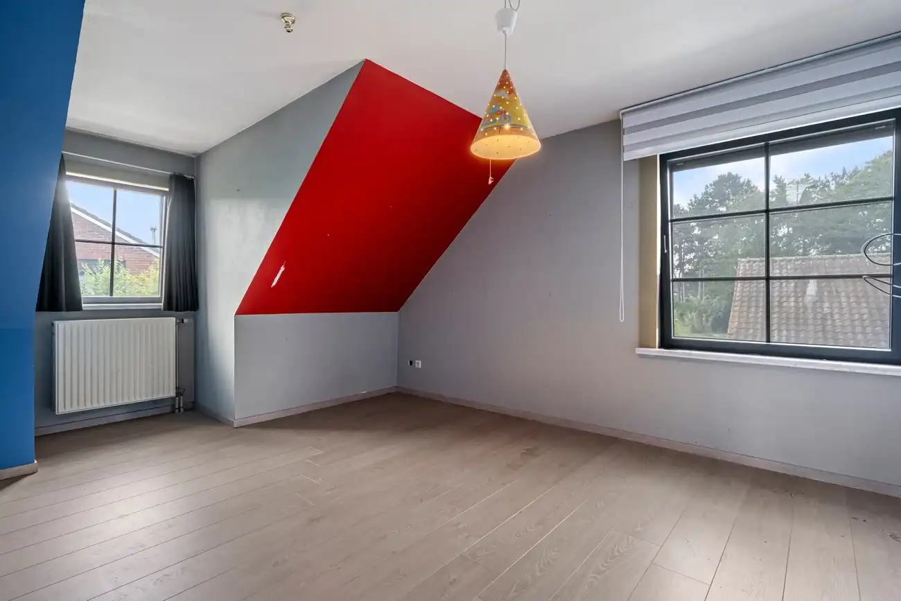 Ruime op te frissen gezinswoning met 4 slaapkamers, dubbele garage en zonnige tuin op 1.595 m² foto 11