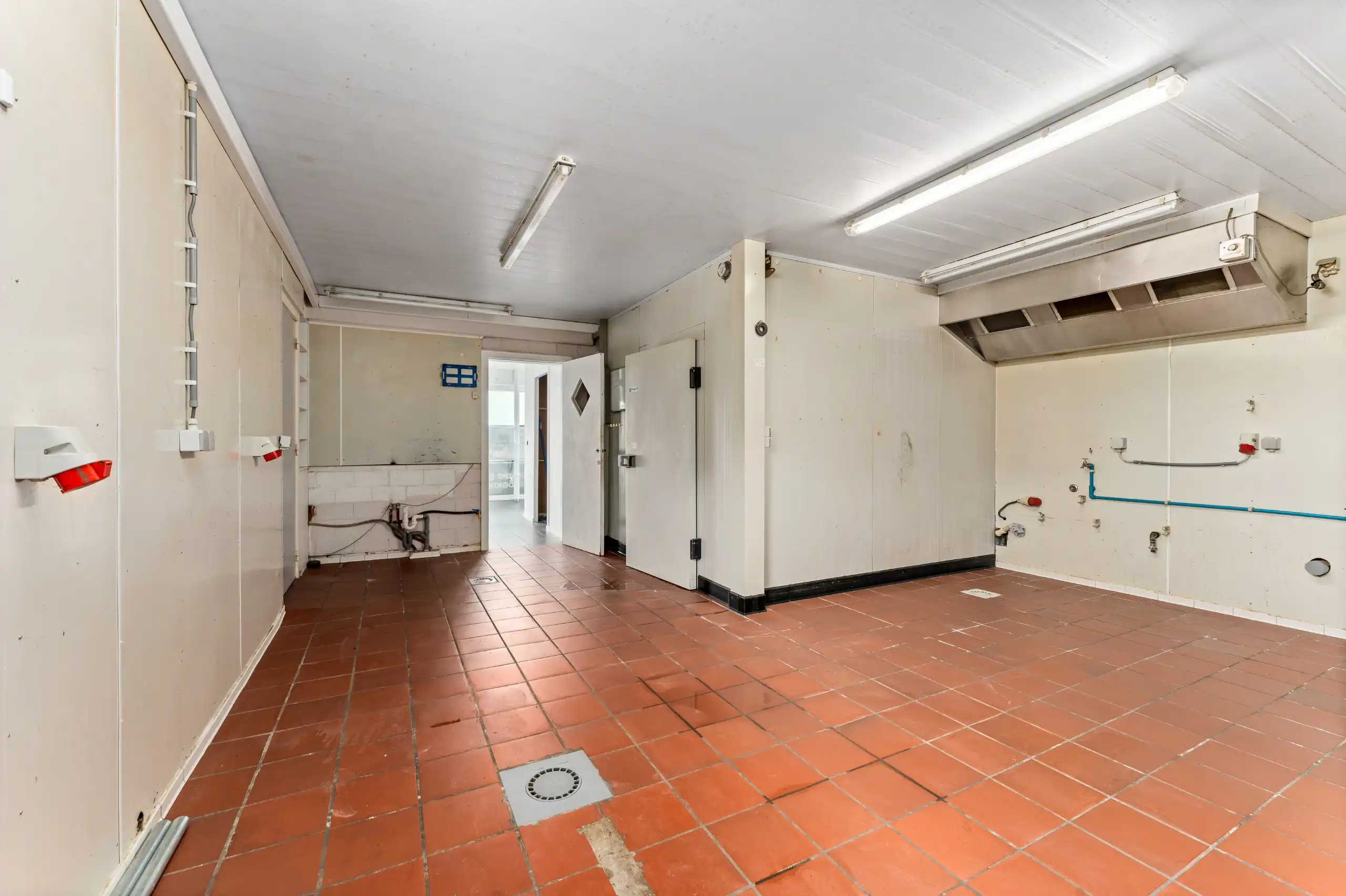 Centraal gelegen handelspand met parking, woonst, garages en veel potentieel foto 5