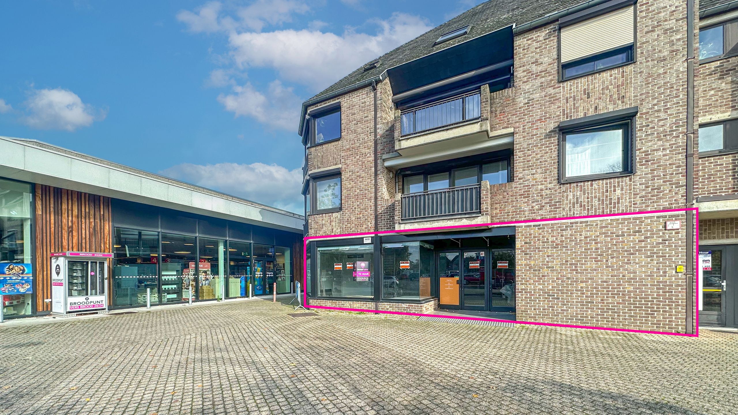 showroom van 700m in centrum mt veel parking! foto {{pictureIndex}}