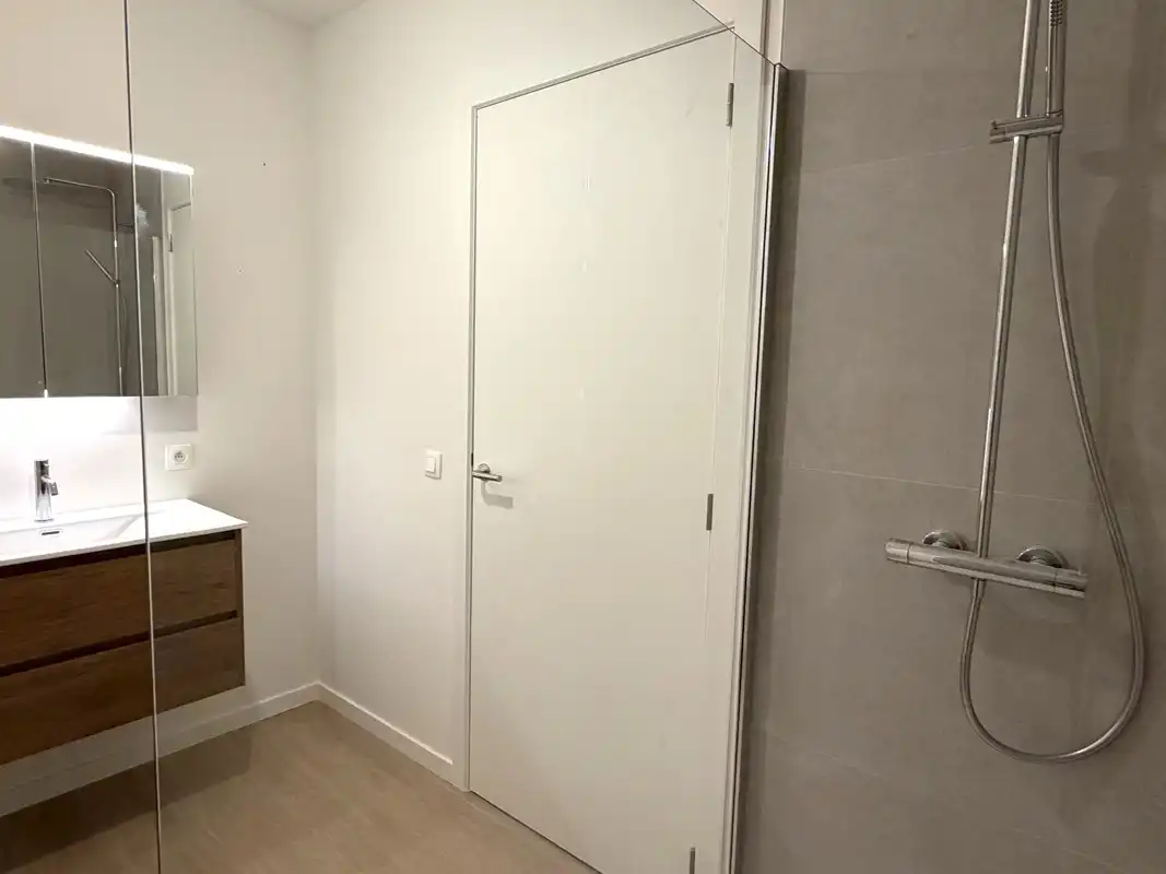 Instapklaar nieuwbouwappartement met 2 slaapkamers, heerlijke lichtinval & zalig terras - ondergrondse parking + berging. foto 7