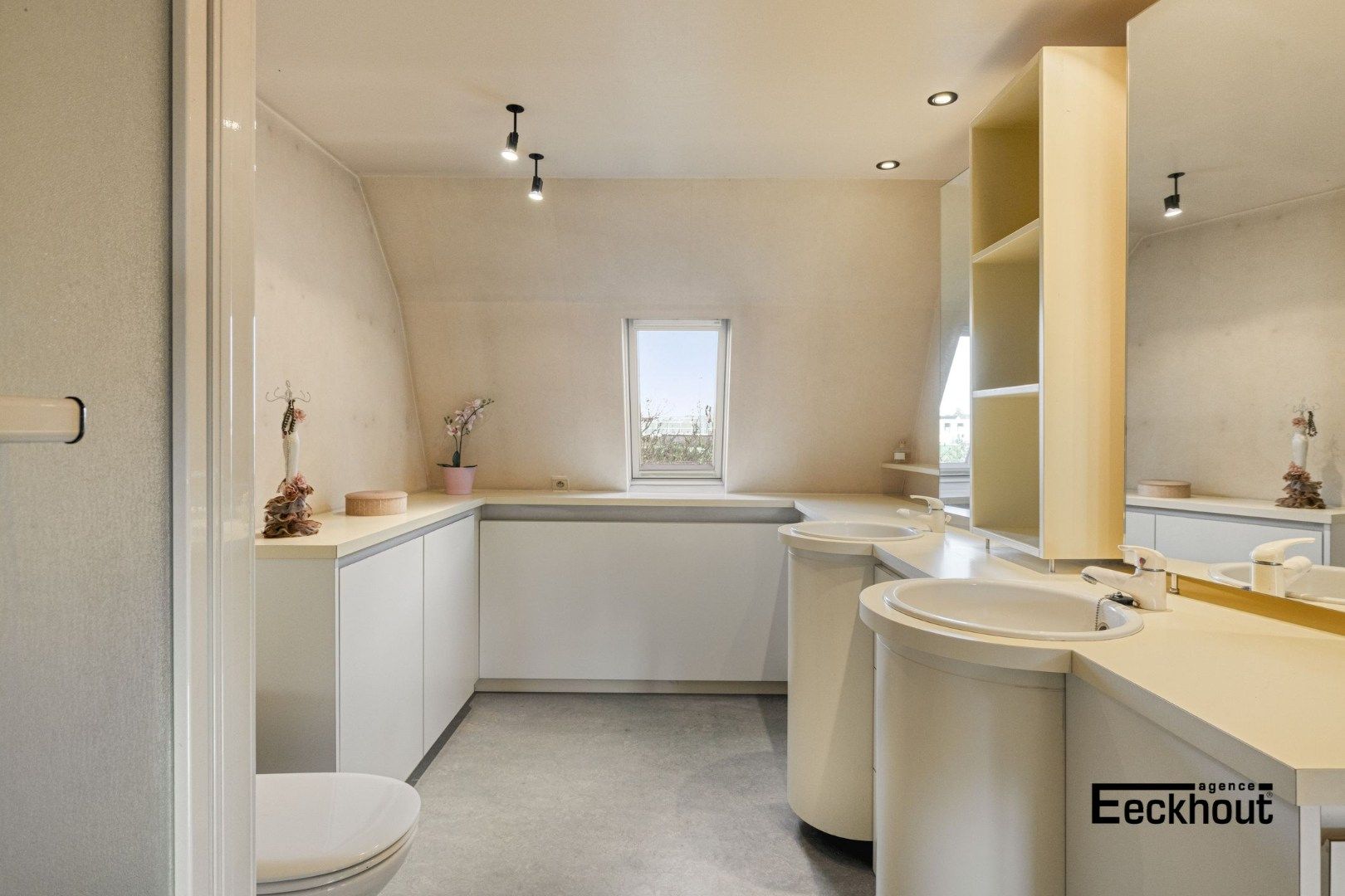 Ruime halfopen woning met prachtige aangelegde tuin en carport voor 2 wagens! foto 23