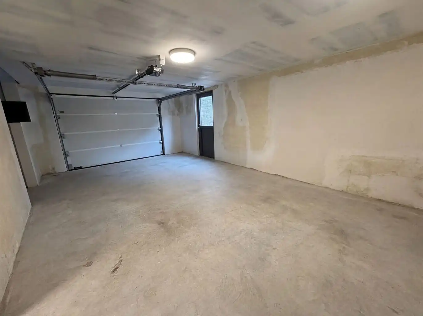 Prachtige, volledig gerenoveerde woning met 3 slaapkamers, vrijstaande garage, omheinde tuin en 20 zonnepanelen in Kinrooi.  foto 29