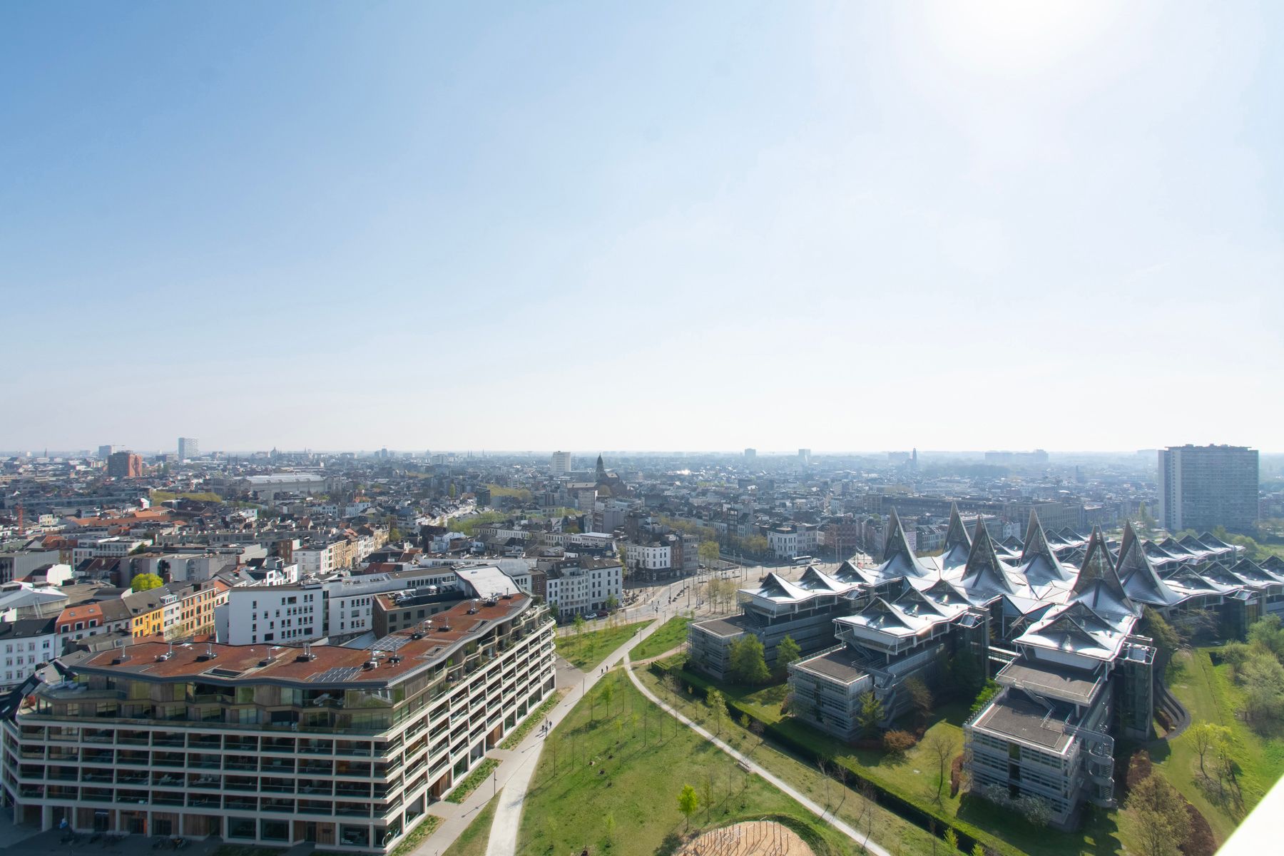 Lichtrijk 2 slpk app. met groot terras en zicht op park foto 10