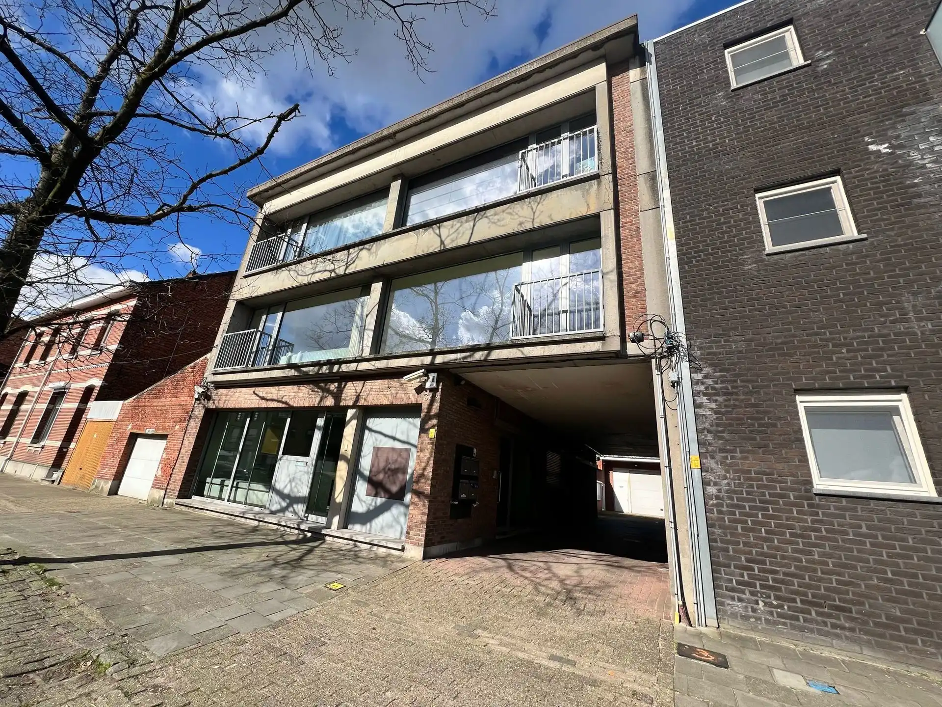 Te Koop Modern Kantoor met Aanliggend Magazijn. foto {{pictureIndex}}