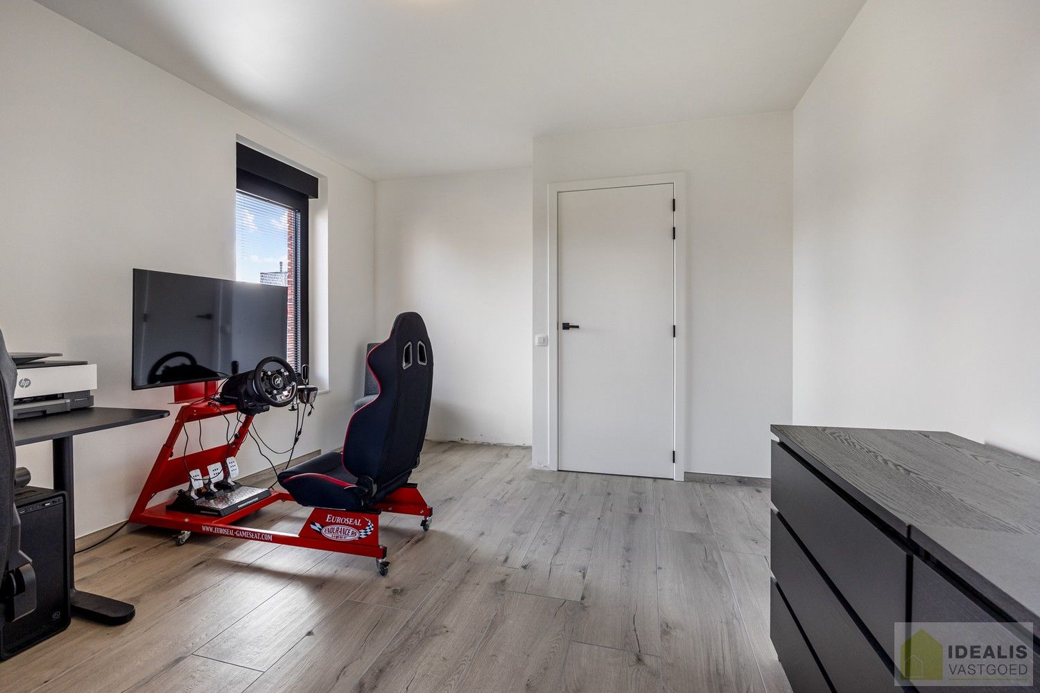 PRACHTIGE NIEUWBOUWWONING MET EEN HEERLIJK LICHTRIJKE WOONKAMER MET OPEN KEUKEN, RUIME BERGING, BUREEL, 3 SLAAPKAMERS, RUIME DRESSING EN RUIME BADKAMER VOORZIEN VAN ALLE COMFORT! EEN HEERLIJK RUIM HUIS MET EEN NAAR WENS AAN TE LEGGEN TUIN, OP EEN GEGEERDE LOCATIE NABIJ HET CENTRUM VAN PEER! foto 34