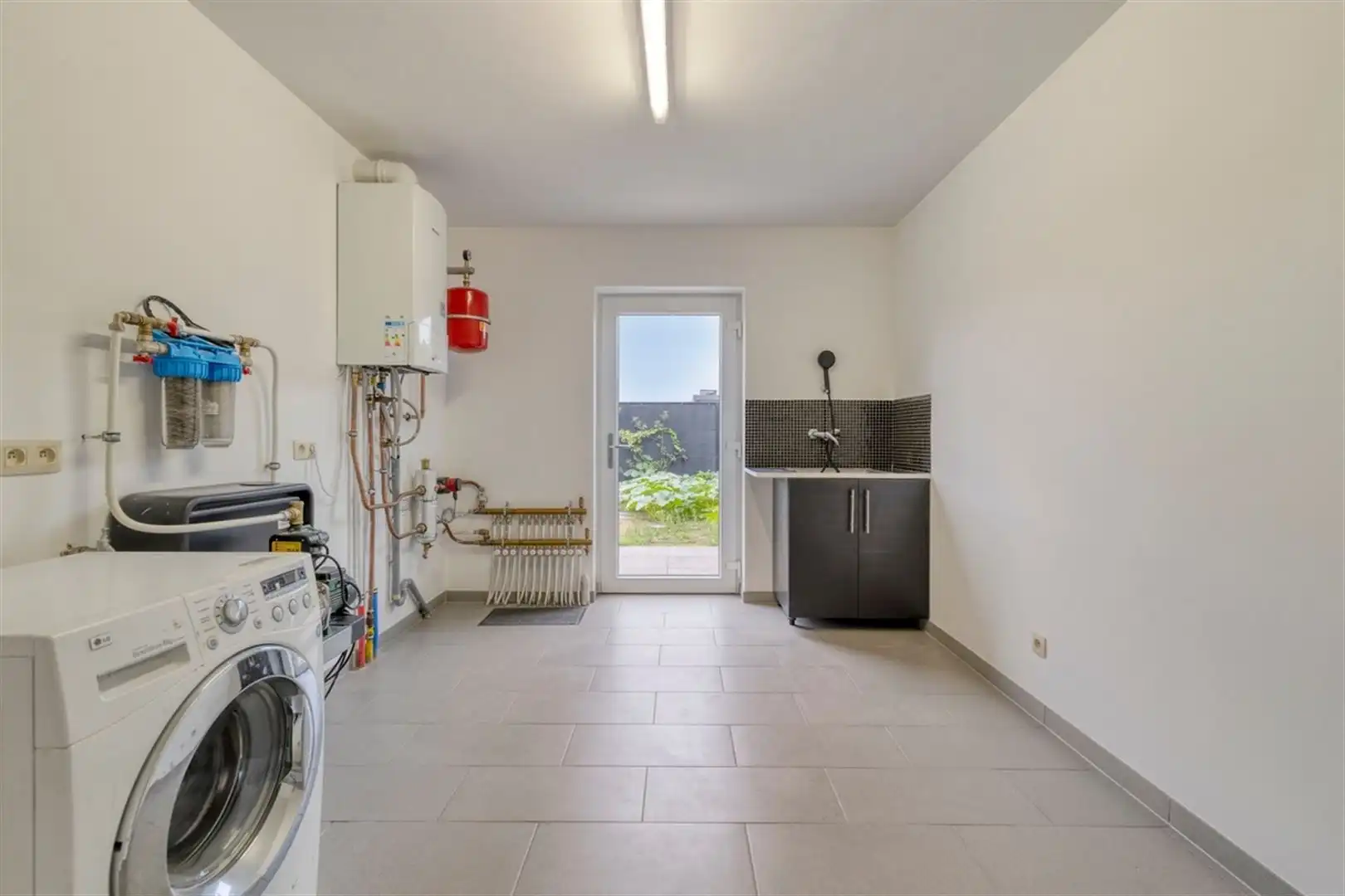 Uitzonderlijk ruime en toekomstgerichte woning met een indrukwekkende 358m² bewoonbare opp. EPC-label A. Residentiële woonwijk met winkels, scholen, horeca en andere voorzieningen vlakbij. foto 12