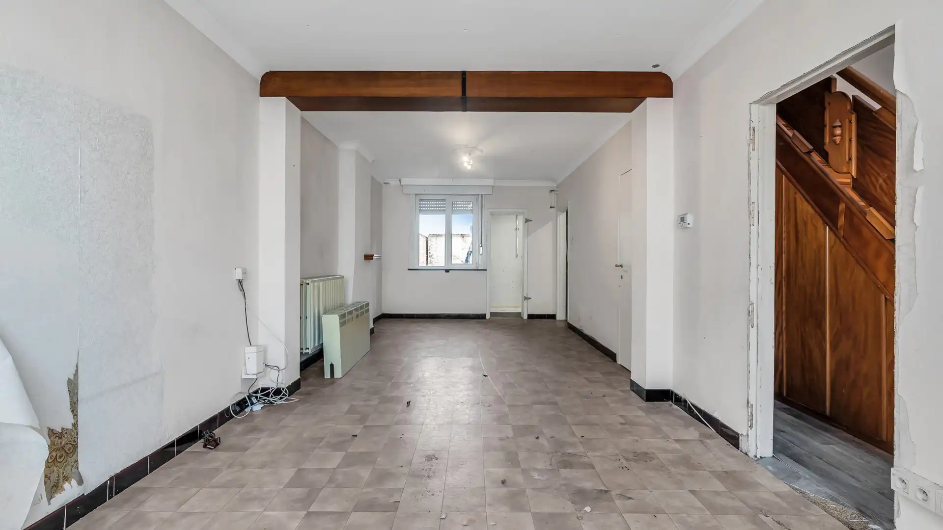 TE RENOVEREN WONING MET VEEL MOGELIJKHEDEN OP GUNSTIGE LOCATIE! foto 5