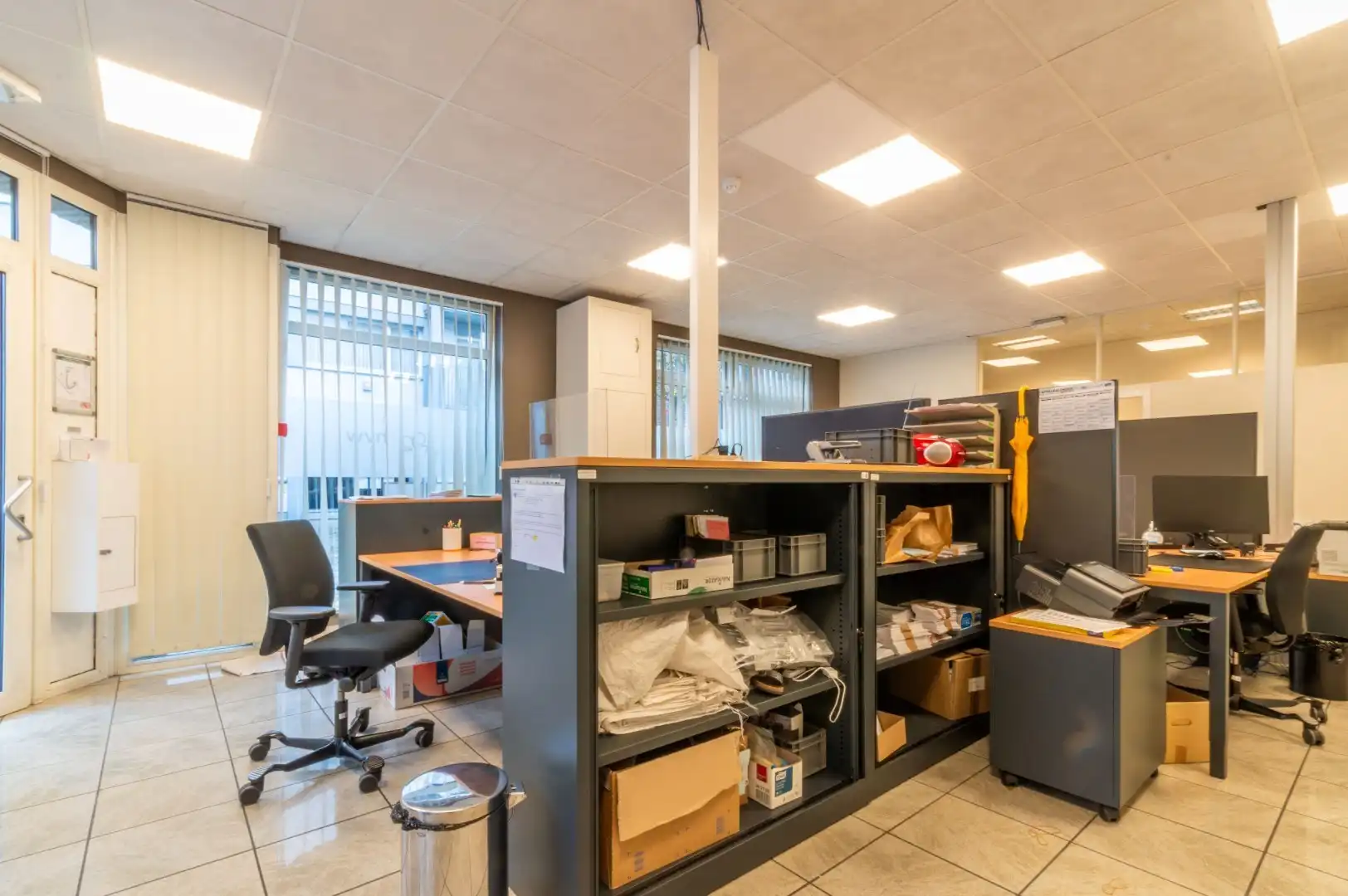 Recent en lichtrijk handels-/kantoorgelijkvloers ! (EPC: B) foto 7