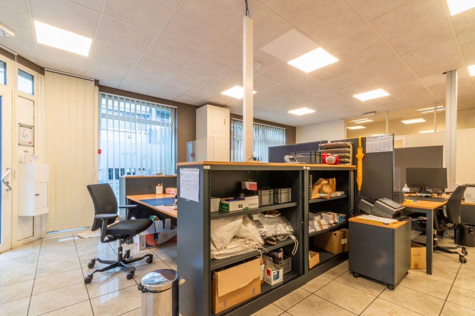 Recent en lichtrijk handels-/kantoorgelijkvloers ! foto 7