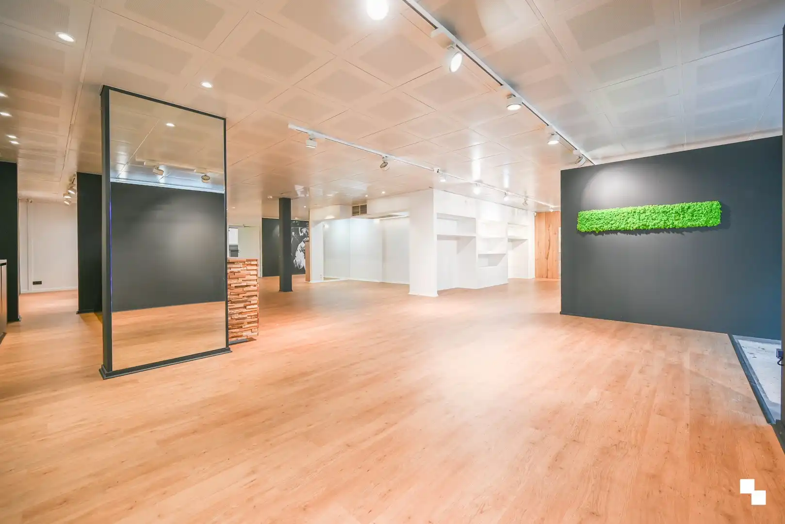 Handelszaak met ruime vitrine in centrum Waregem foto 4