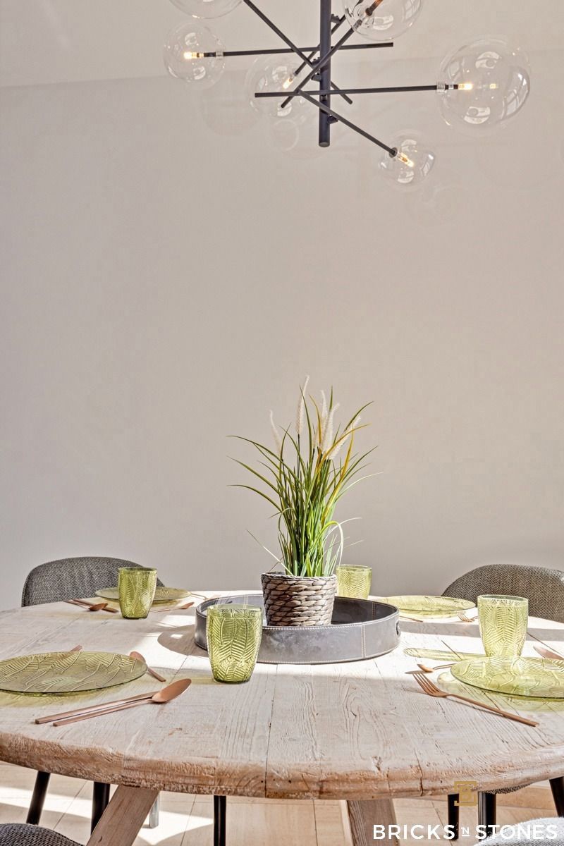 Zeer ruime halfopen bebouwing met praktrijkruimte en prachtige tuin foto 5