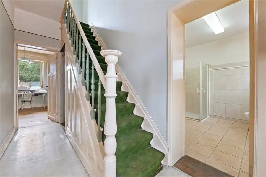 TE RENOVEREN GEZINSWONING MET LOODS IN HET LANDELIJKE GINGELOM foto 9