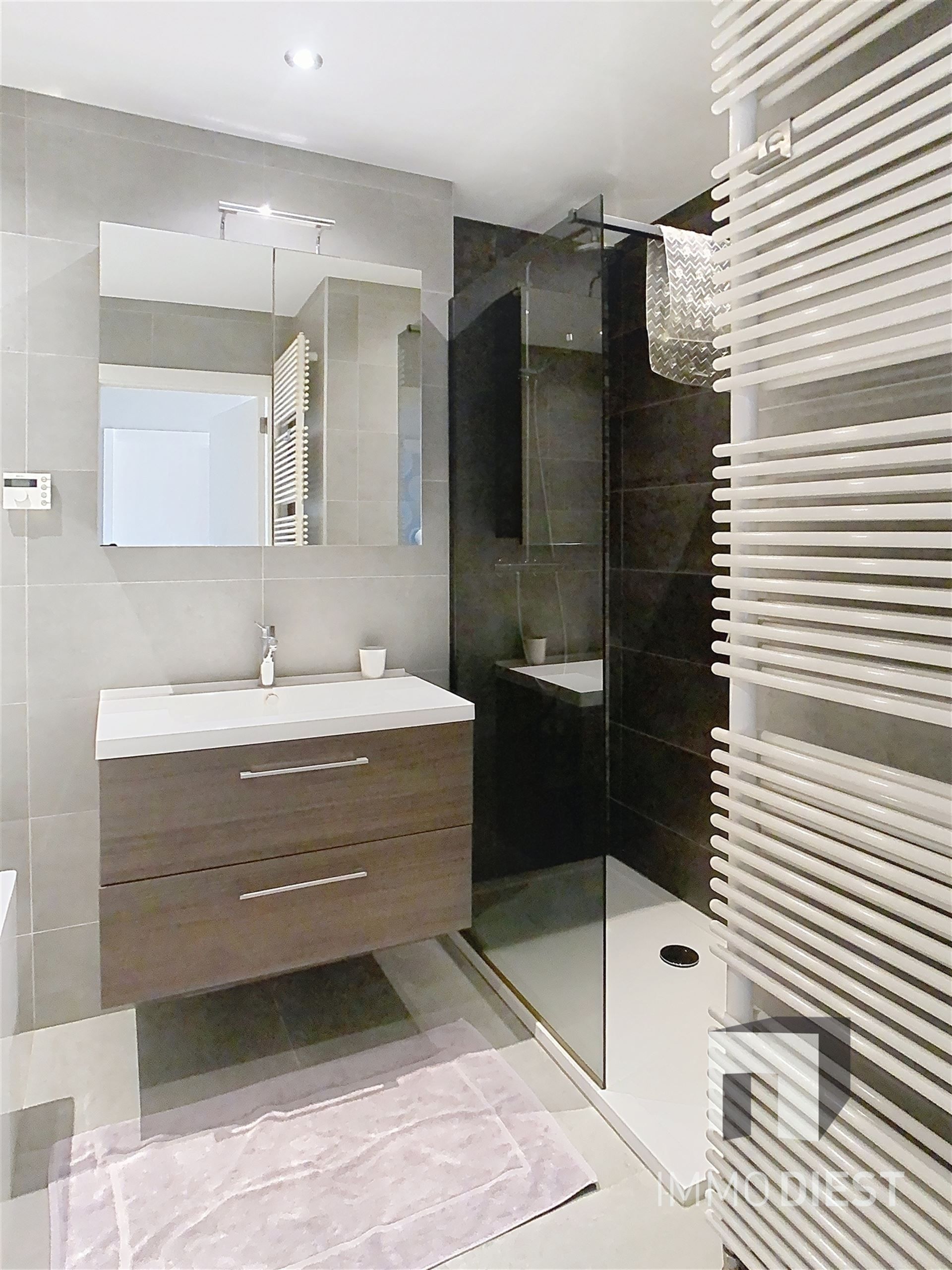 Aantrekkelijke en instapklare woning met 3 slaapkamers en prachtig aangelegde tuin op 12a 77ca. foto 18