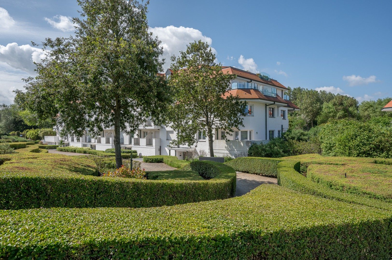 High-end gerenoveerd hoekappartement in het prestigieuze domein Tennis Gardens, vlakbij het strand en de zee. foto 25