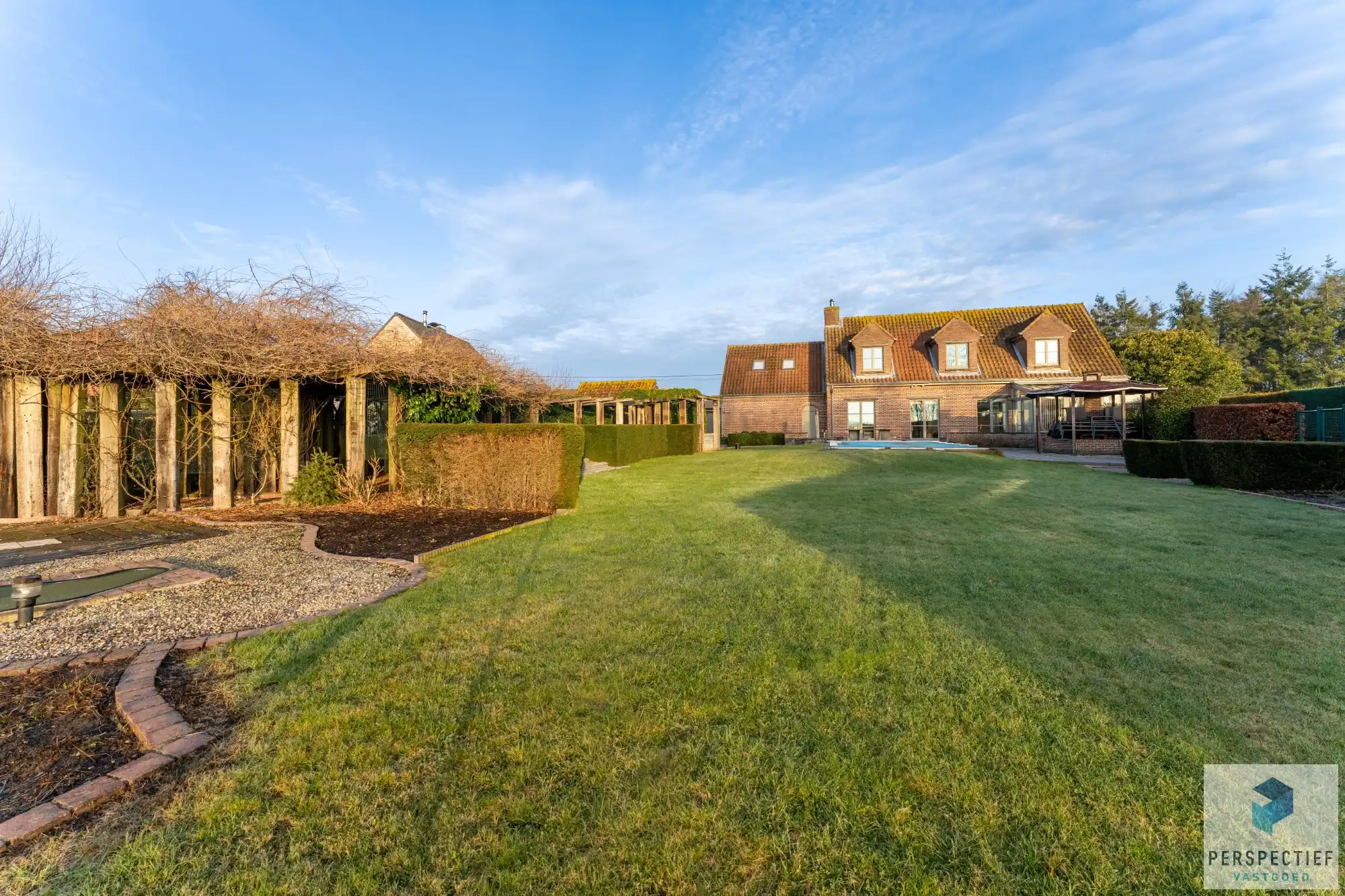 Landelijk gelegen villa met handelsruimte en buitenzwembad op 1370 m² foto 2