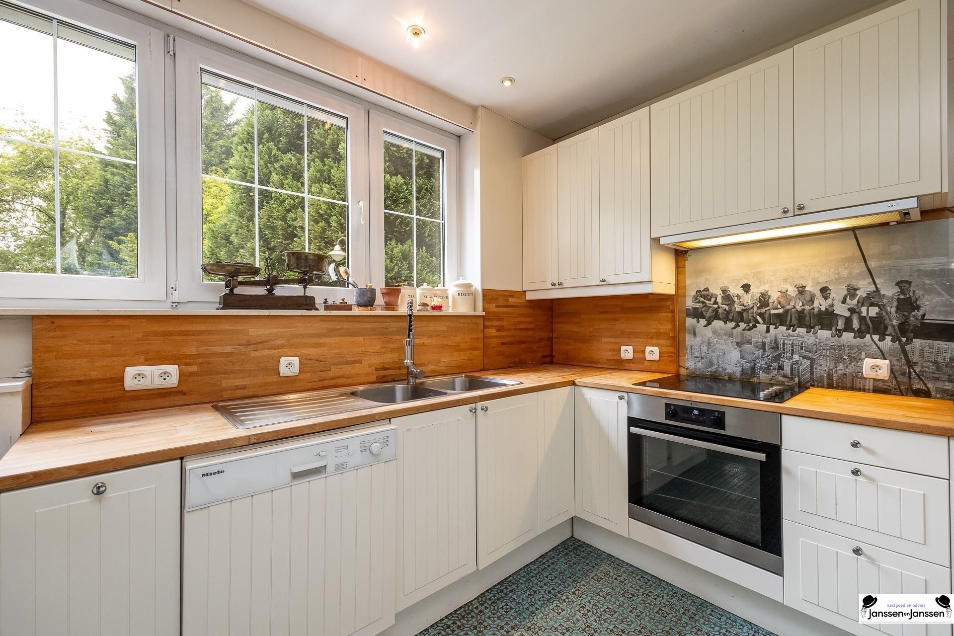 Klassieke, charmante vrijstaande villa, rustig gelegen in het geliefde Vriesdonk op ca. 1266m² foto 11