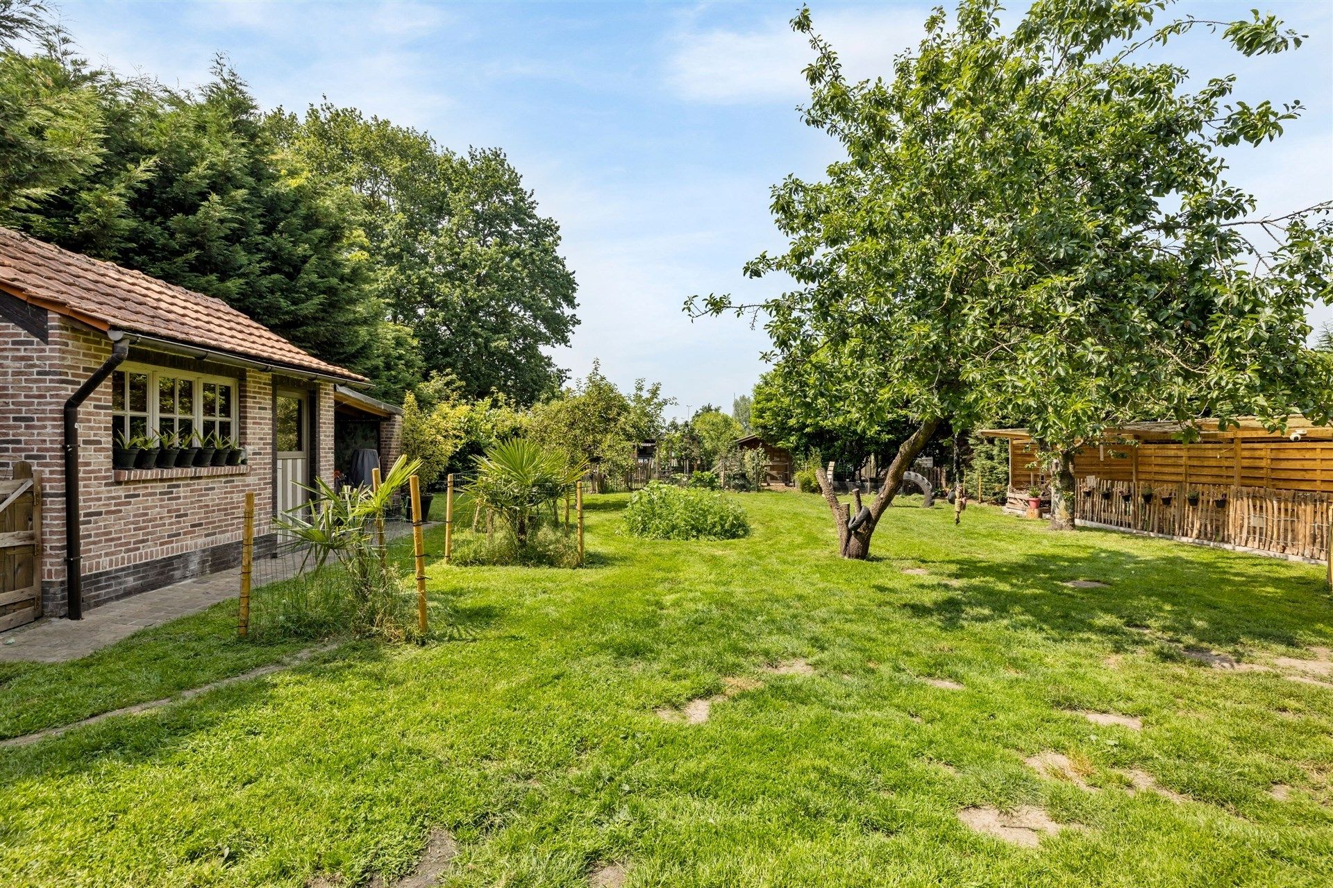 Ruim opgezette, landelijke woning met aangename tuin, 6 slaapkamers en een ingerichte woonstudio op de 2e verdieping foto 3