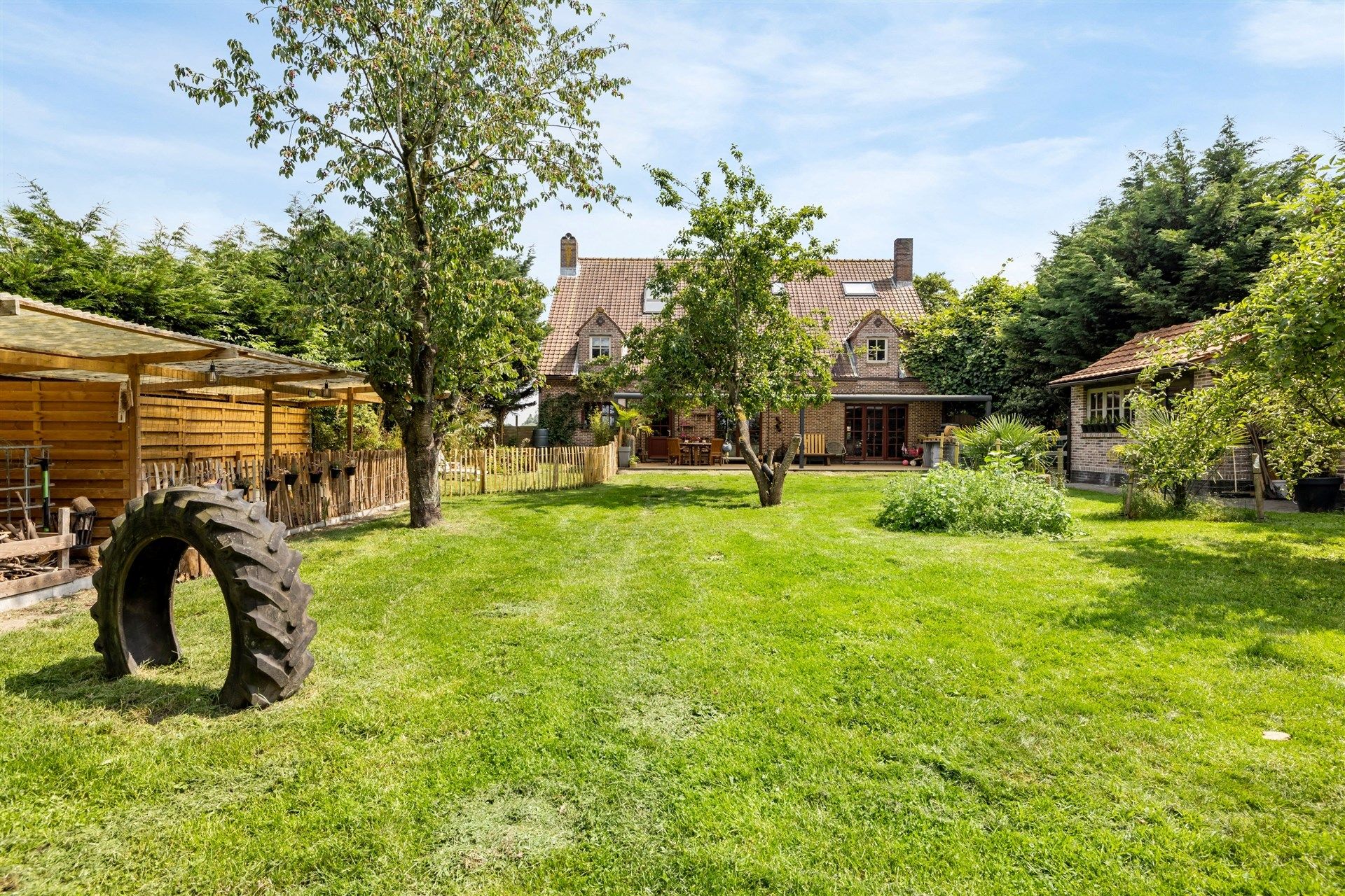 Ruim opgezette, landelijke woning met aangename tuin, 6 slaapkamers en een ingerichte woonstudio op de 2e verdieping foto 3