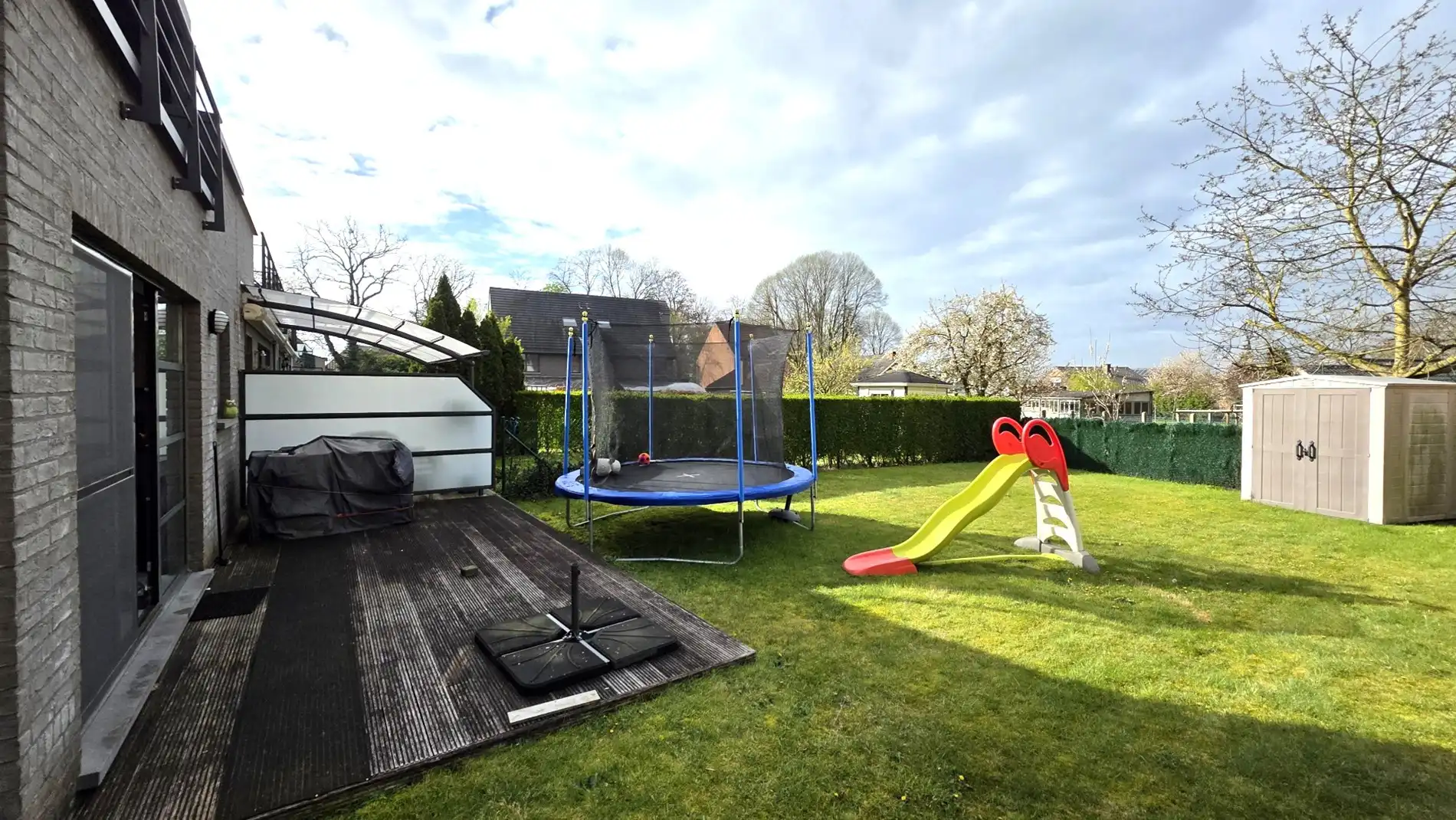 Ruim gelijkvloers appartement met tuin en garage foto 2