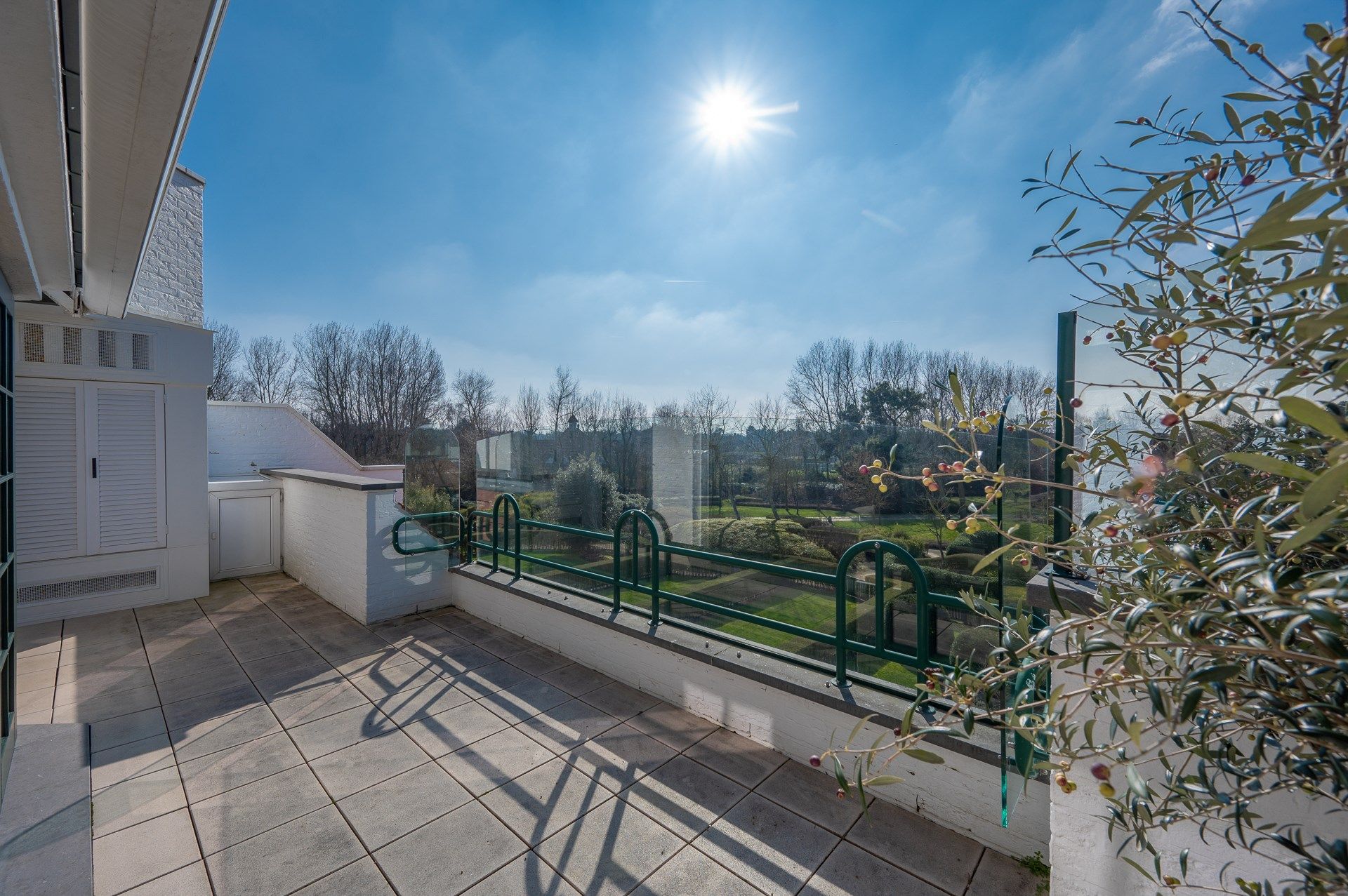 Uitzonderlijk gerenoveerd hoekappartement gelegen in hartje Zoute, in het zeer exclusieve domein "Tennis Gardens" - een privé park van +/- 5 ha, vlakbij de zee  foto 6