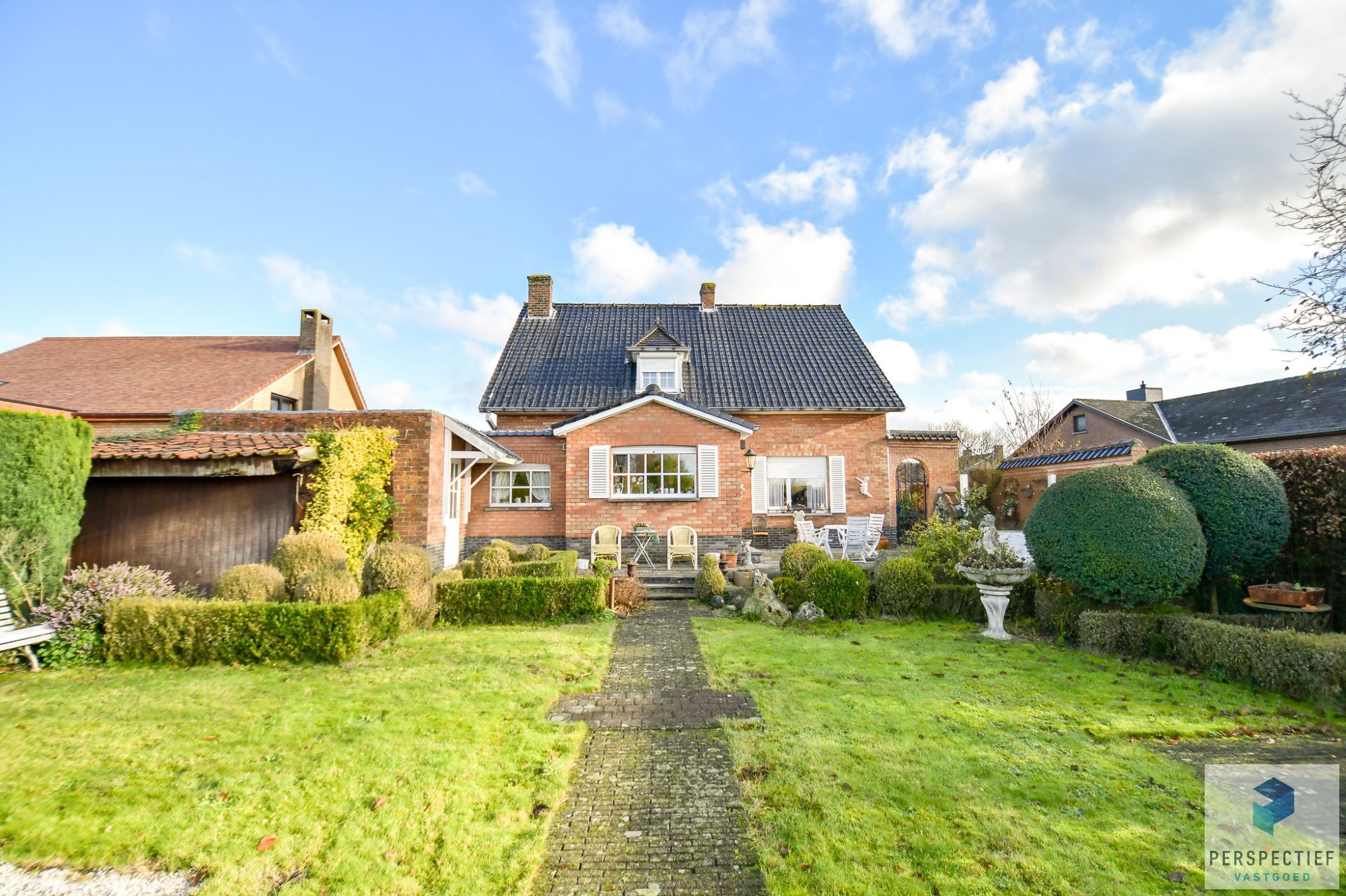 Ruime te renoveren woning met grote tuin op 858m² foto 5