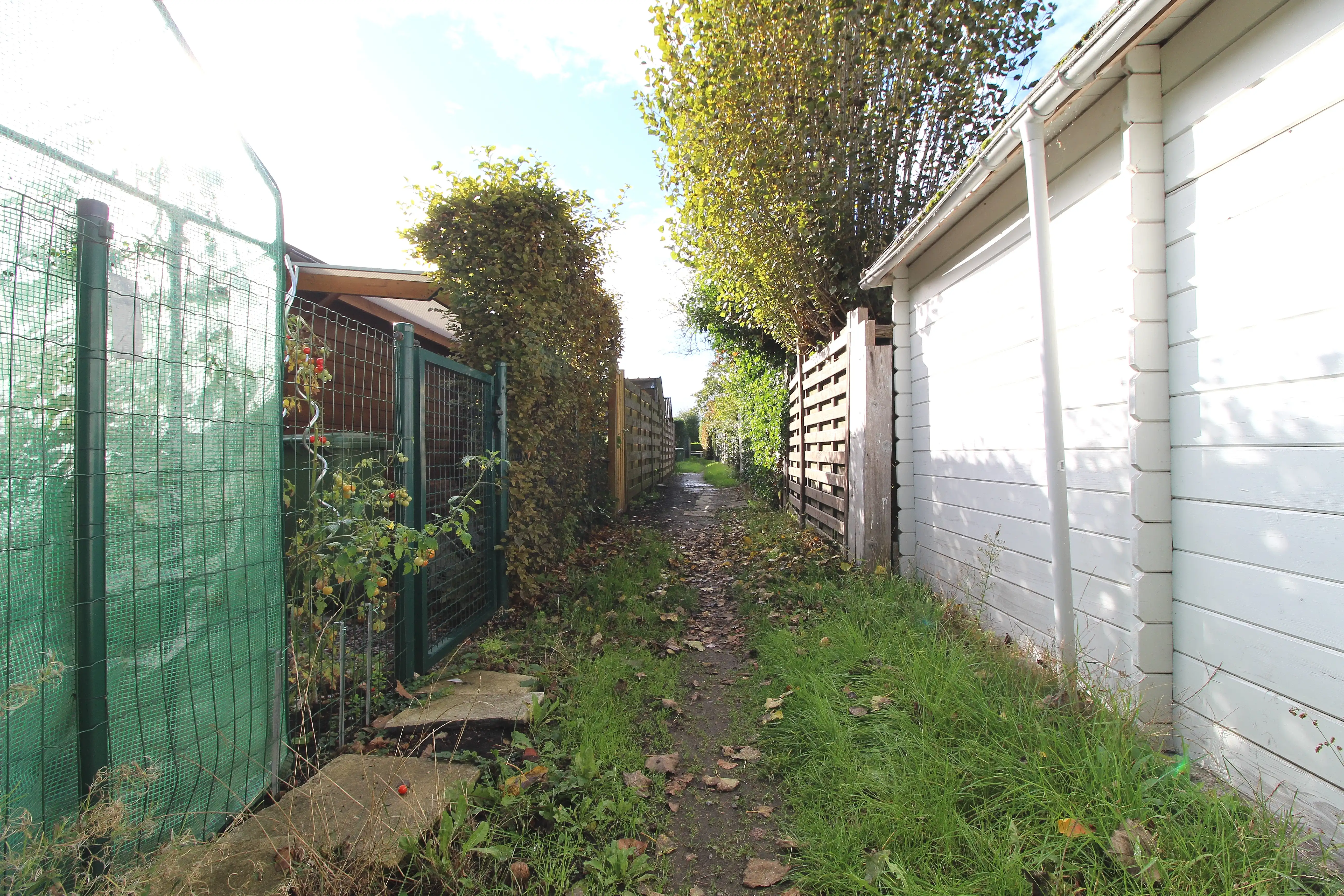 Instapklare, gesloten, bebouwing in residentiële woonwijk foto 26