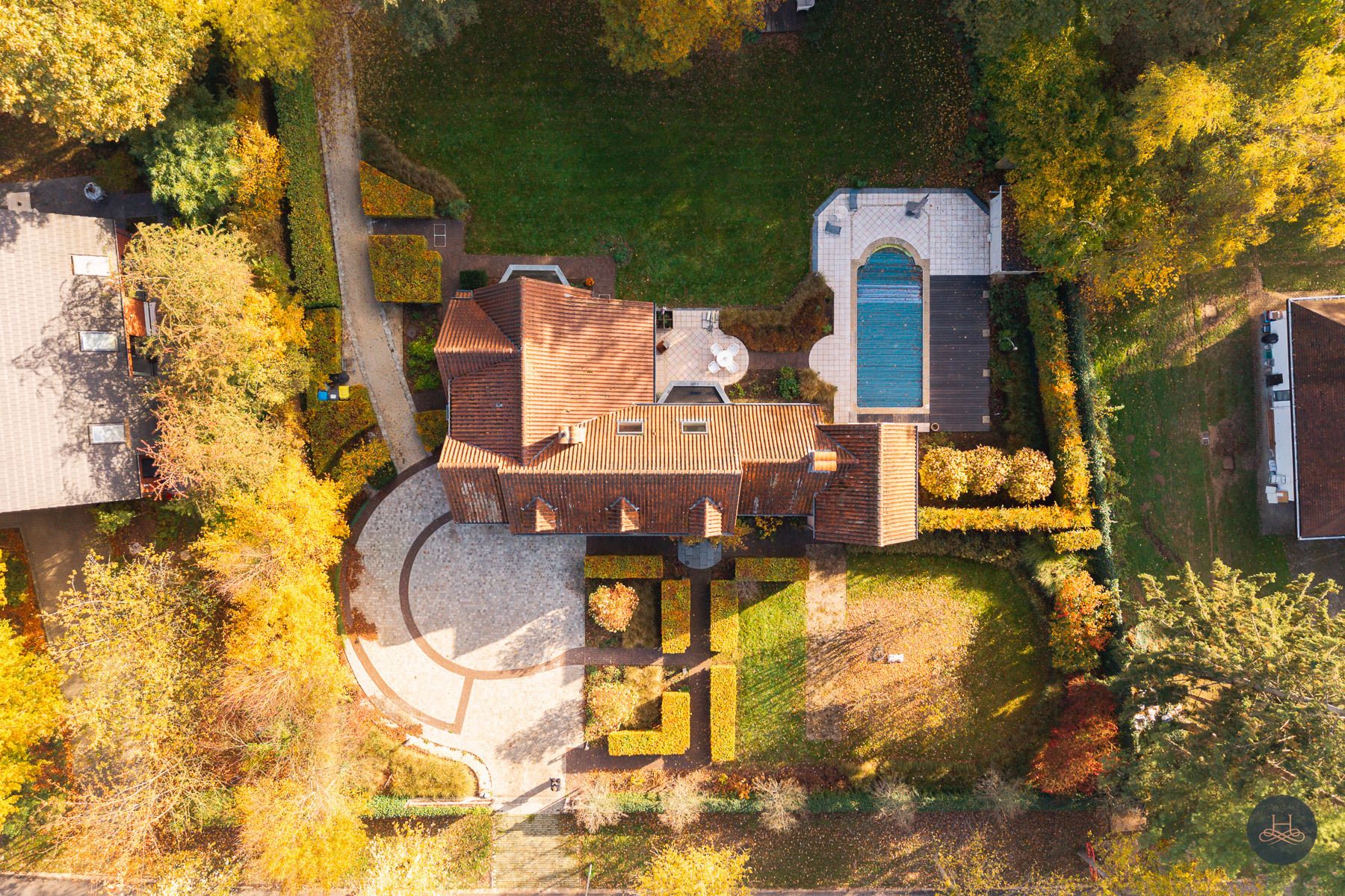 Riant landhuis met zwembad op ruim perceel in rustige wijk foto 4