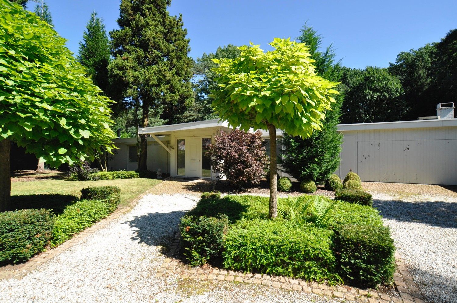 Royale villa-bungalow, top gelegen in bosrijke villawijk Zilverkust te Rekem foto 2