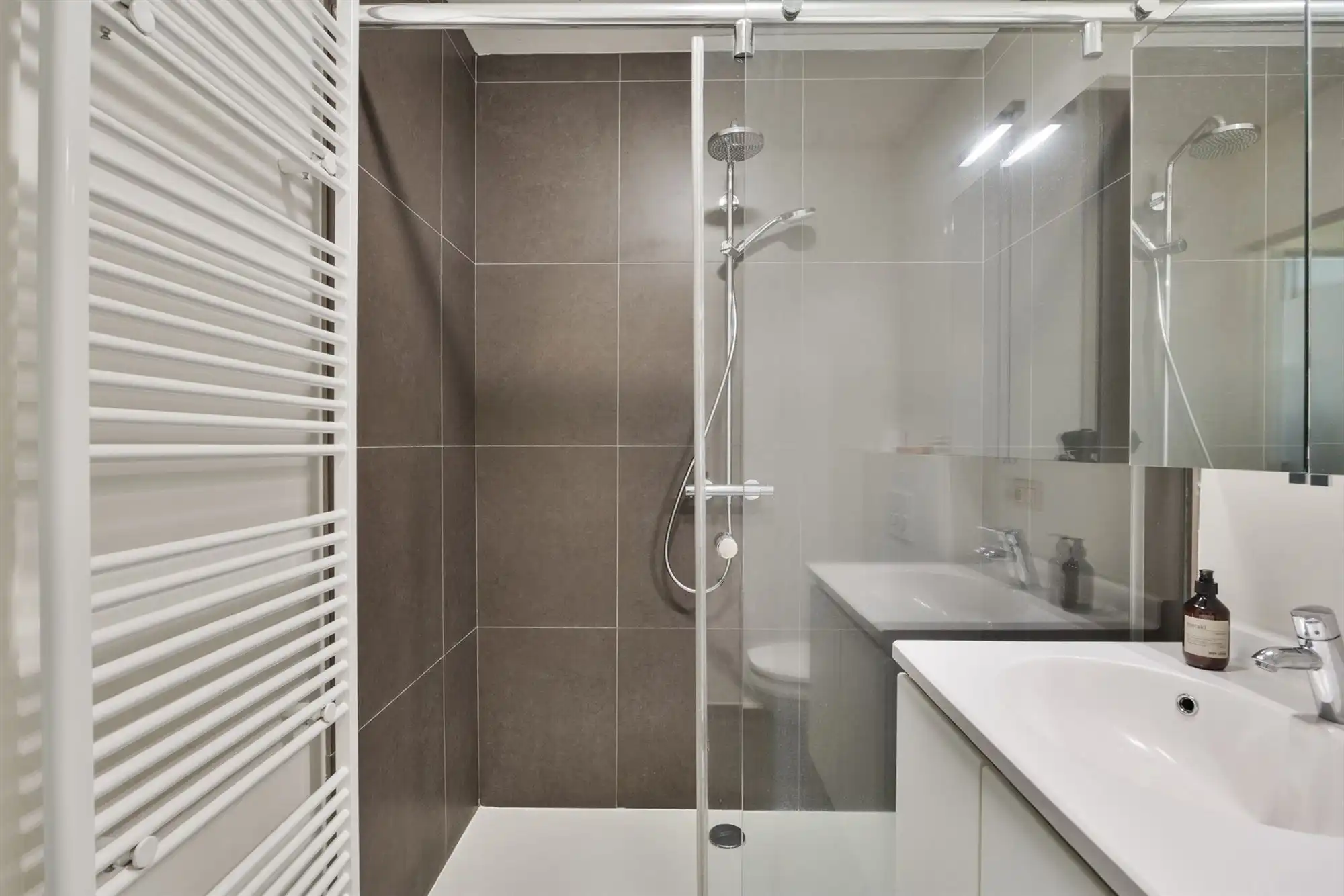 Hoogwaardig afgewerkt gelijkvloers appartement met terras foto 20