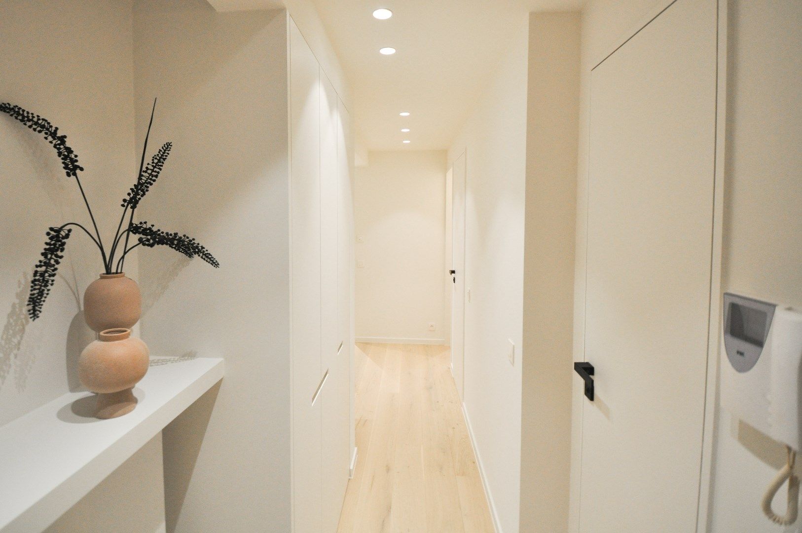 Volledig gerenoveerd hoek-appartement gelegen op enkele stappen van de zee. foto 7