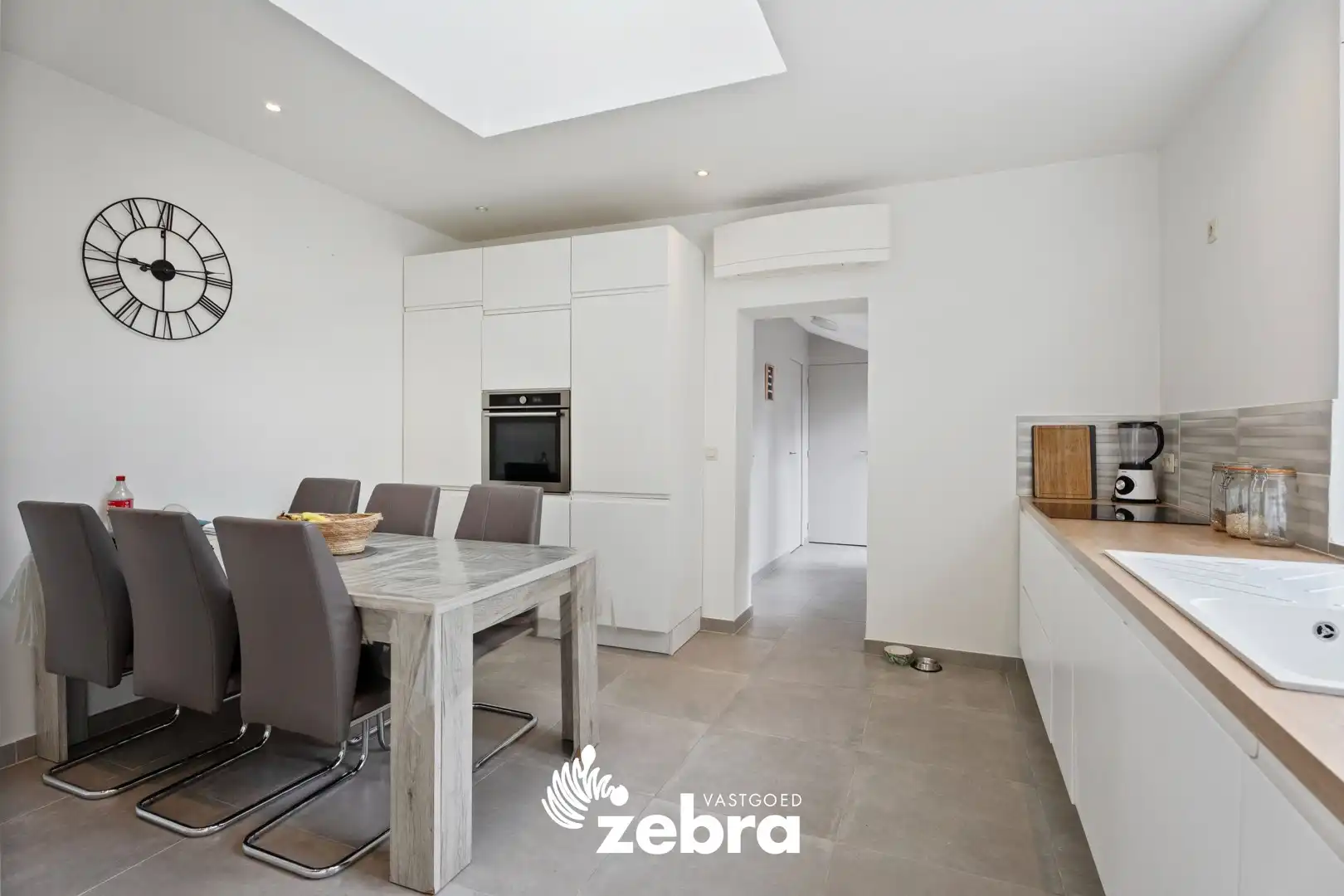 Gerenoveerde woning met 4 slaapkamers en garage te Roesbrugge! foto 5