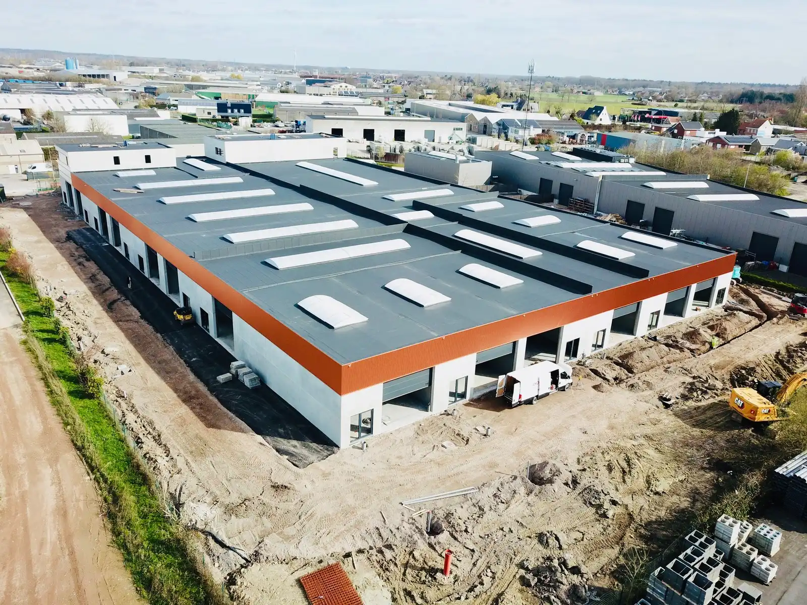 NB MAGAZIJNEN in het KMO-PARK "Zilleghem" te koop. Vanaf 235m² tot 335m²! Inclusief private parkeerplaats(en). foto {{pictureIndex}}